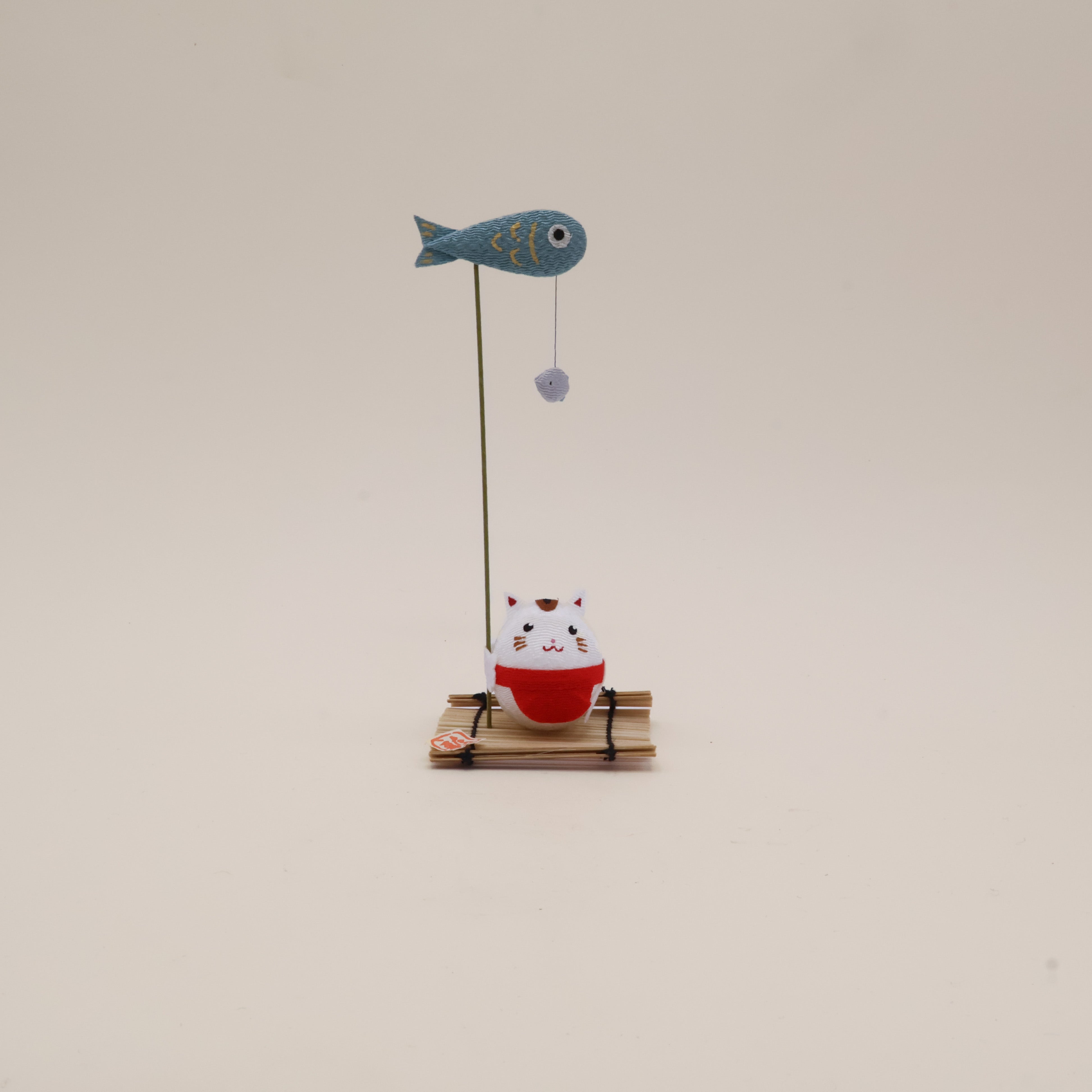 Kattefigur med fisk