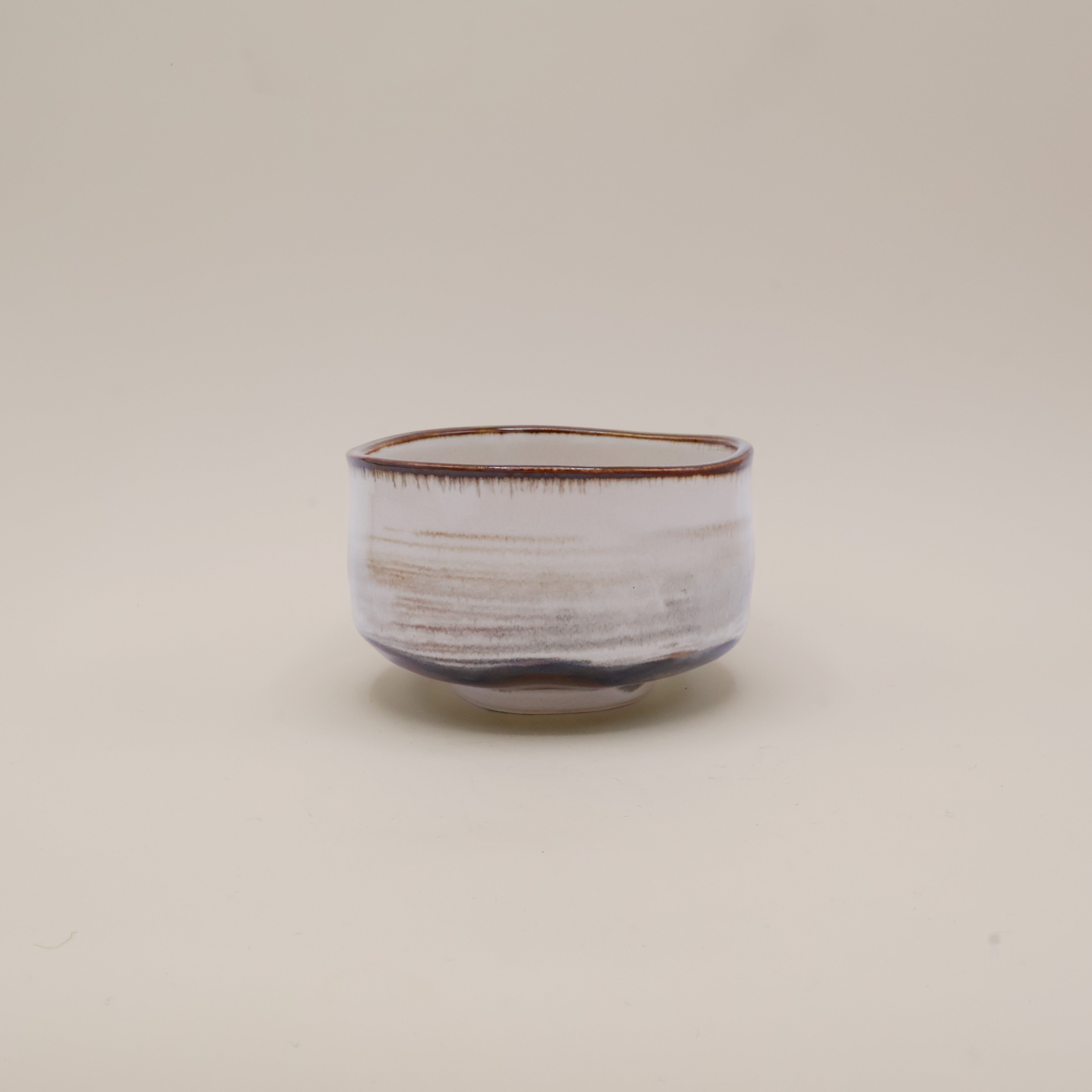 Matchakop - Beige glasur og brune/grå striber