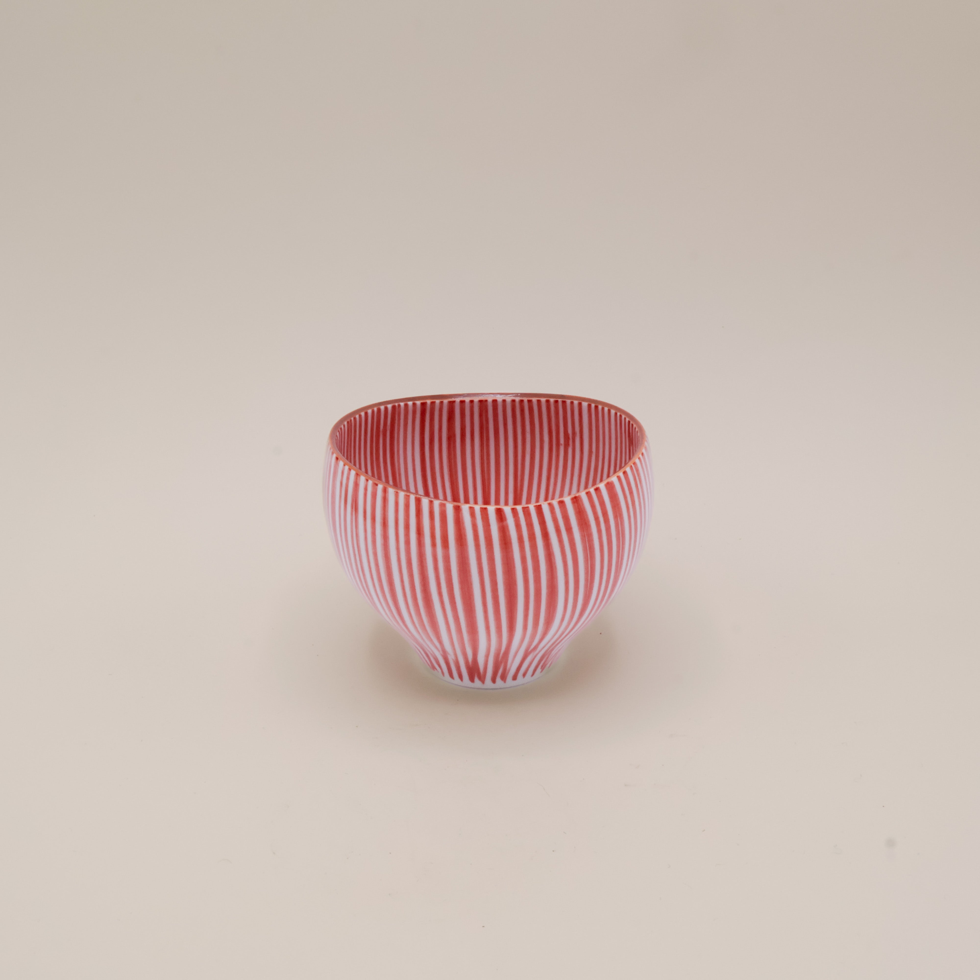 Kop med røde lodrette striber og brun kant