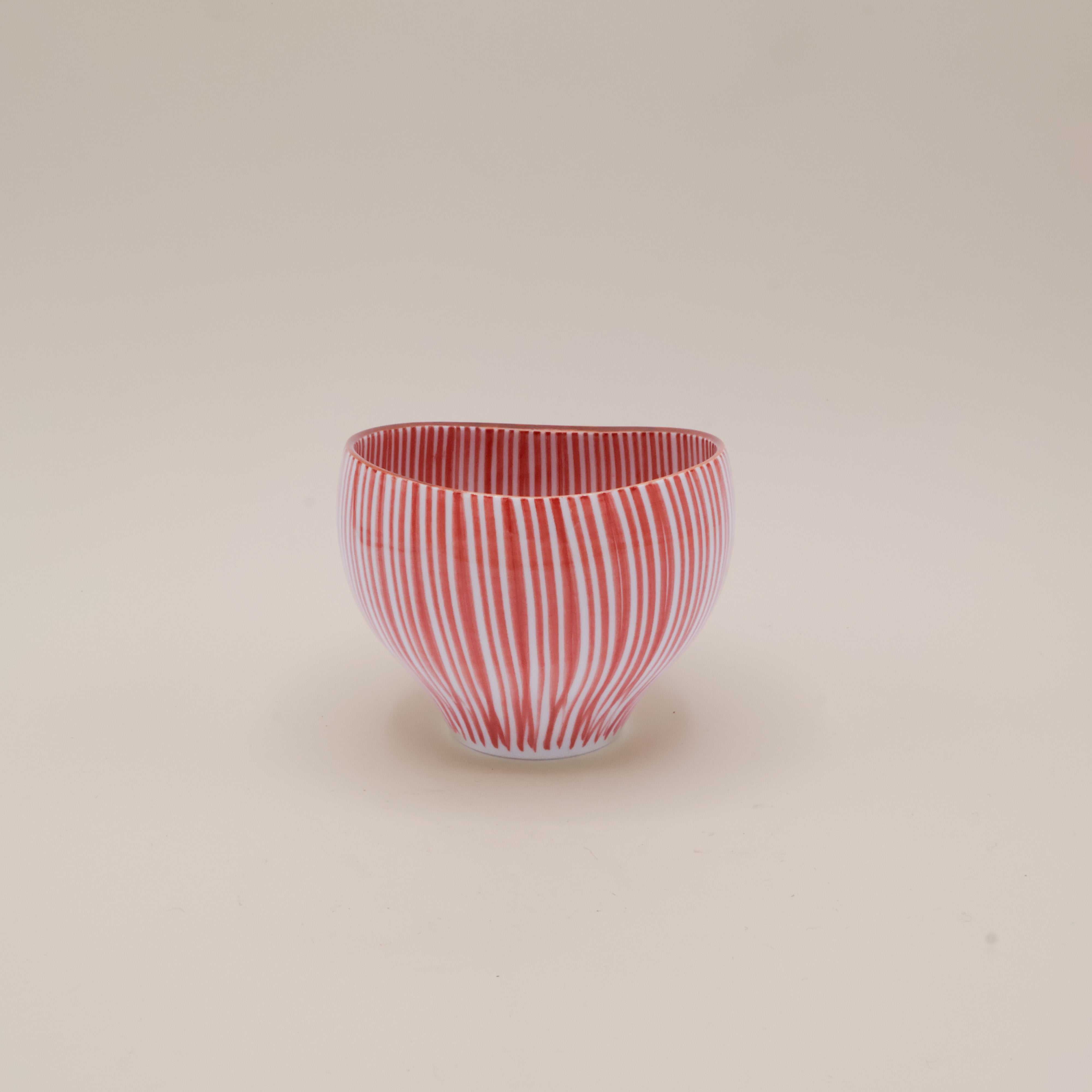 Kop med røde lodrette striber og brun kant