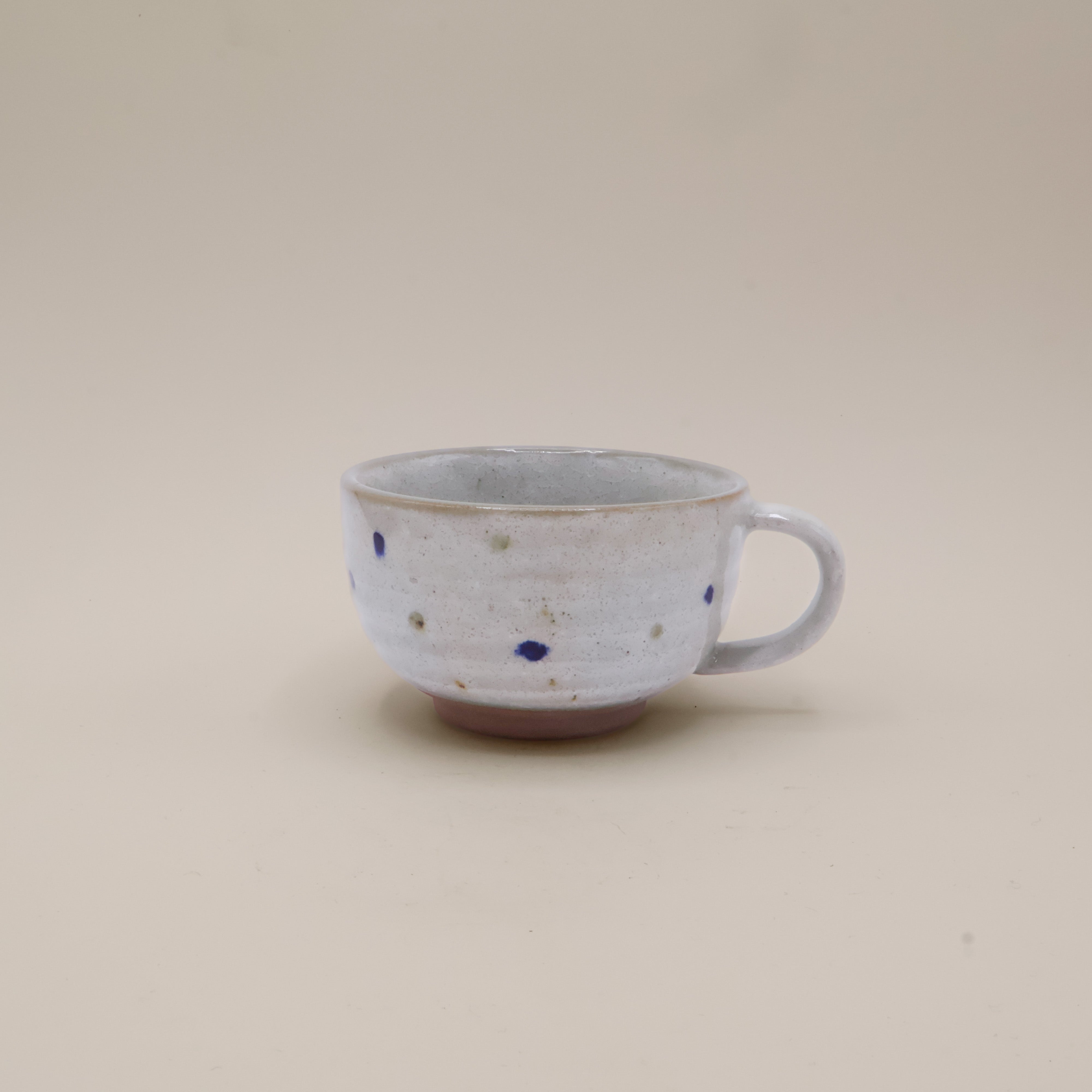 Cappuccinokop med prikker