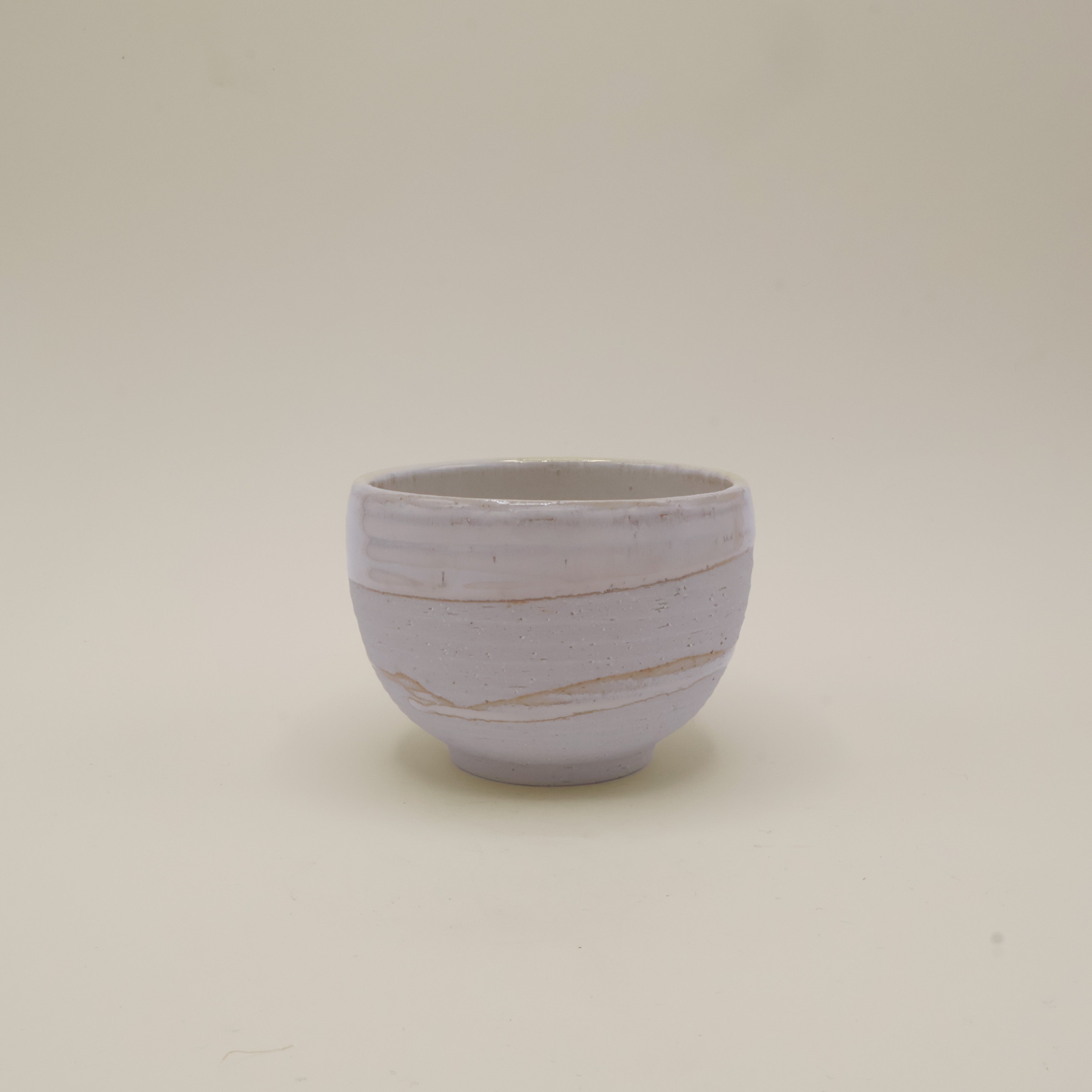 Hvid kop med rustik overflade og hvid glasur