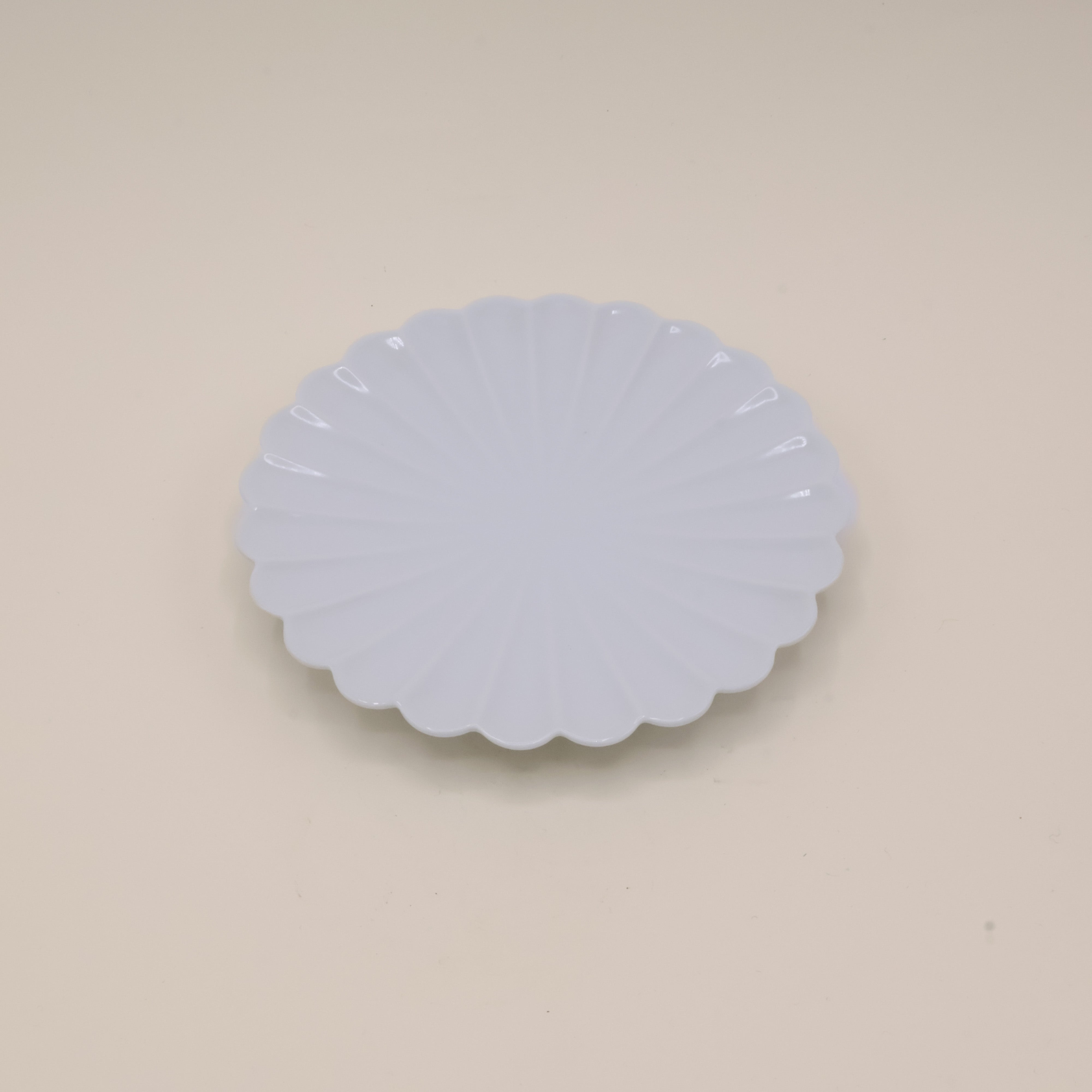 Lille hvidt blomsterfad