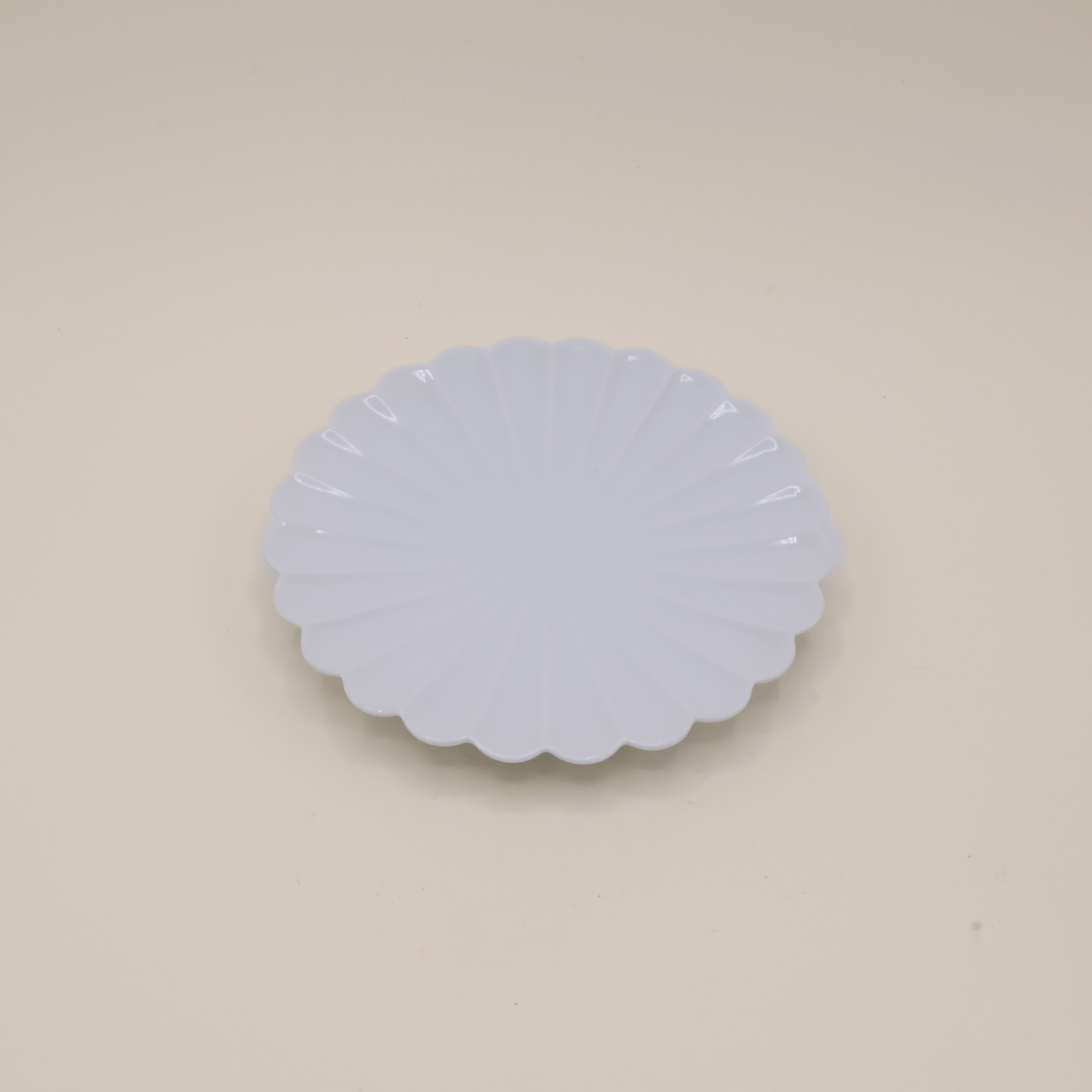 Lille hvidt blomsterfad