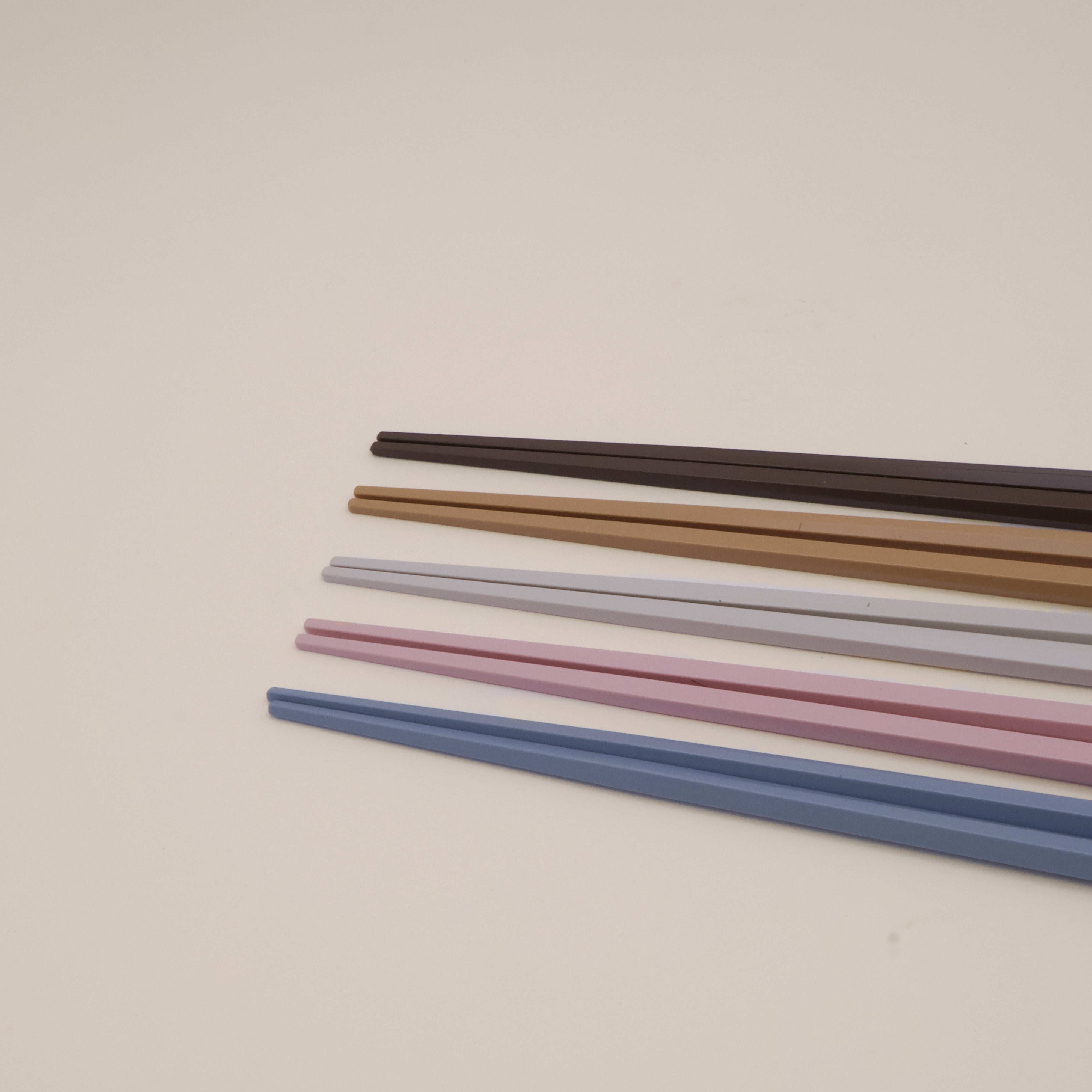 Spisepinde i nedtonede farver