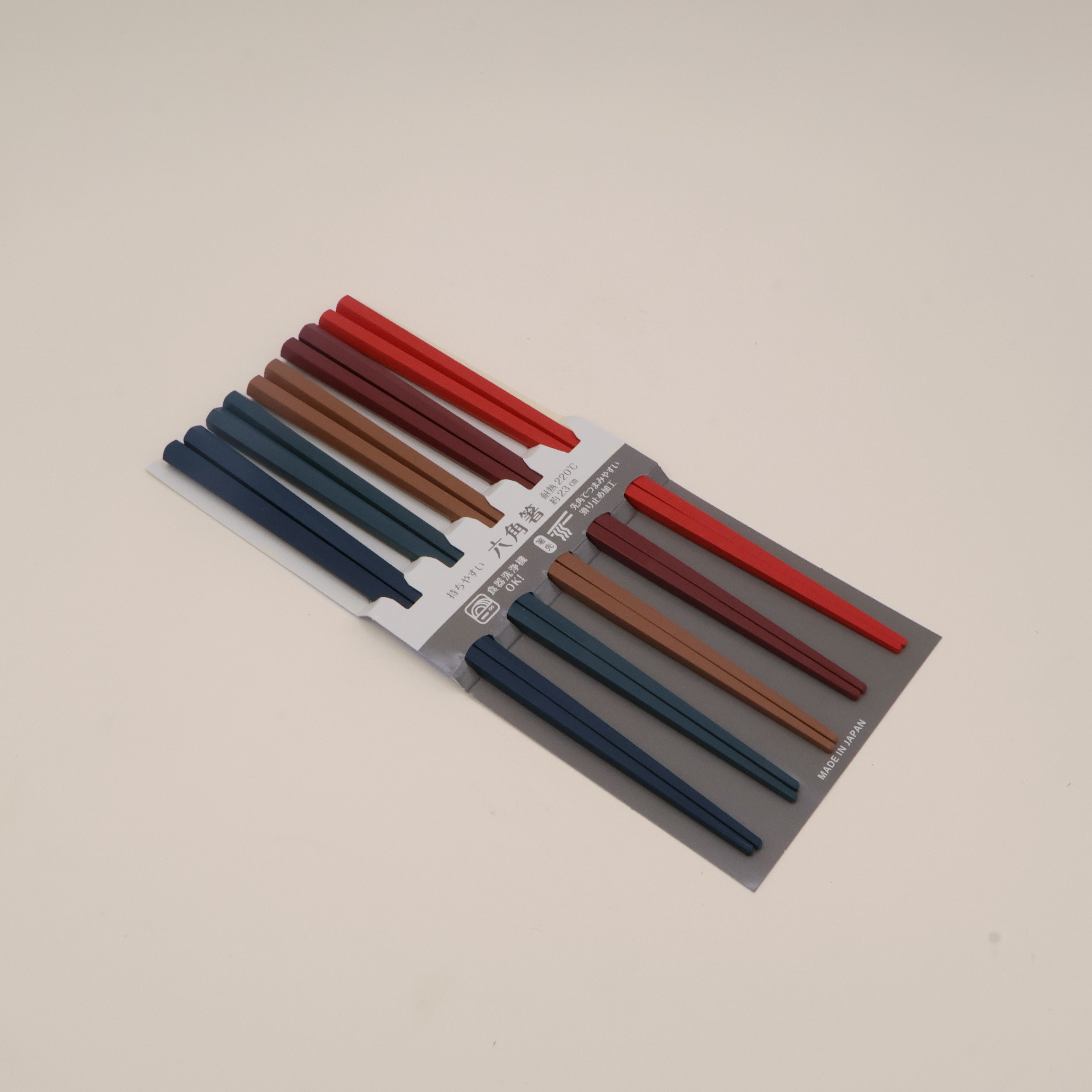 Spisepinde i rød, brun og blå farver