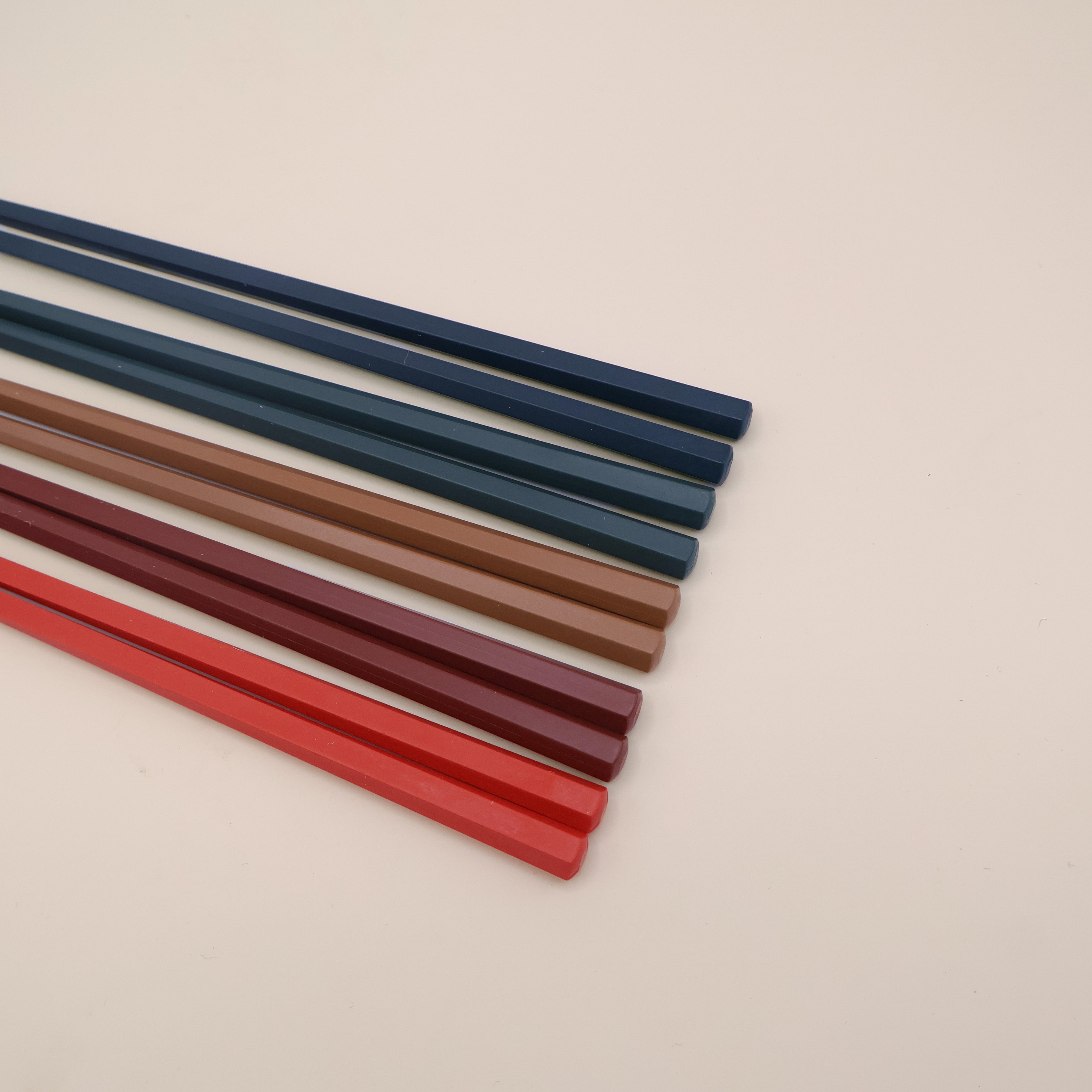 Spisepinde i rød, brun og blå farver