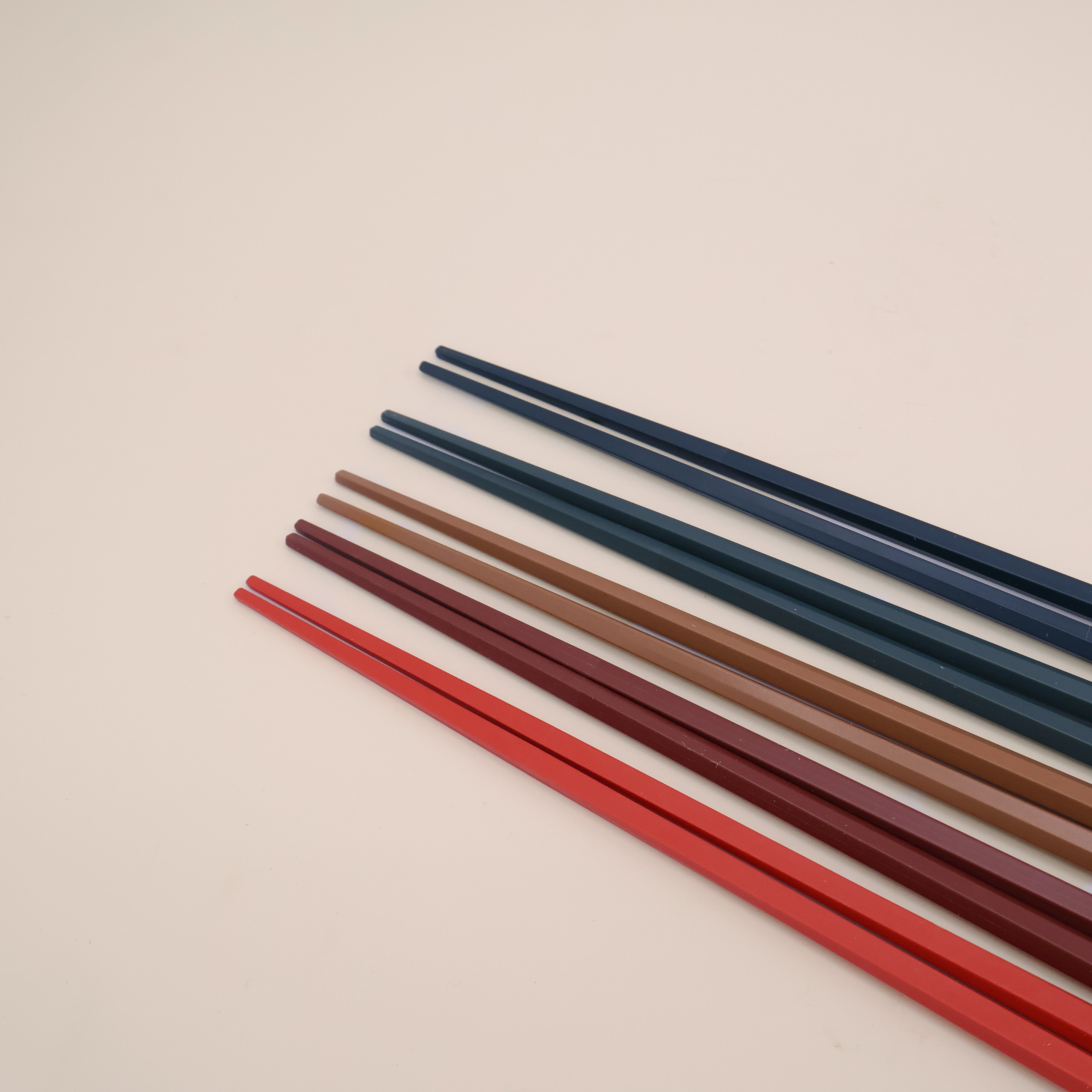 Spisepinde i rød, brun og blå farver