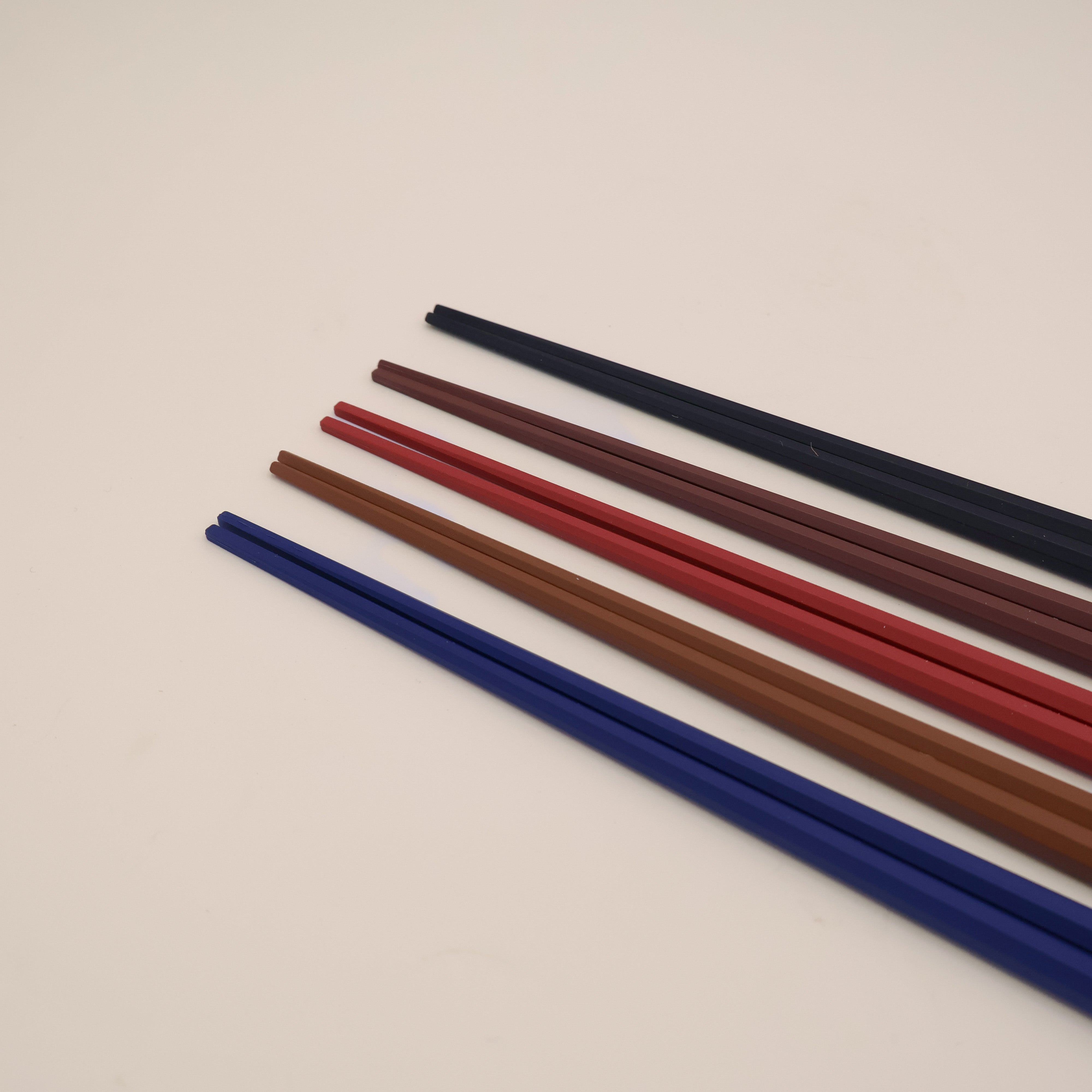 Spisepinde, mørke farver