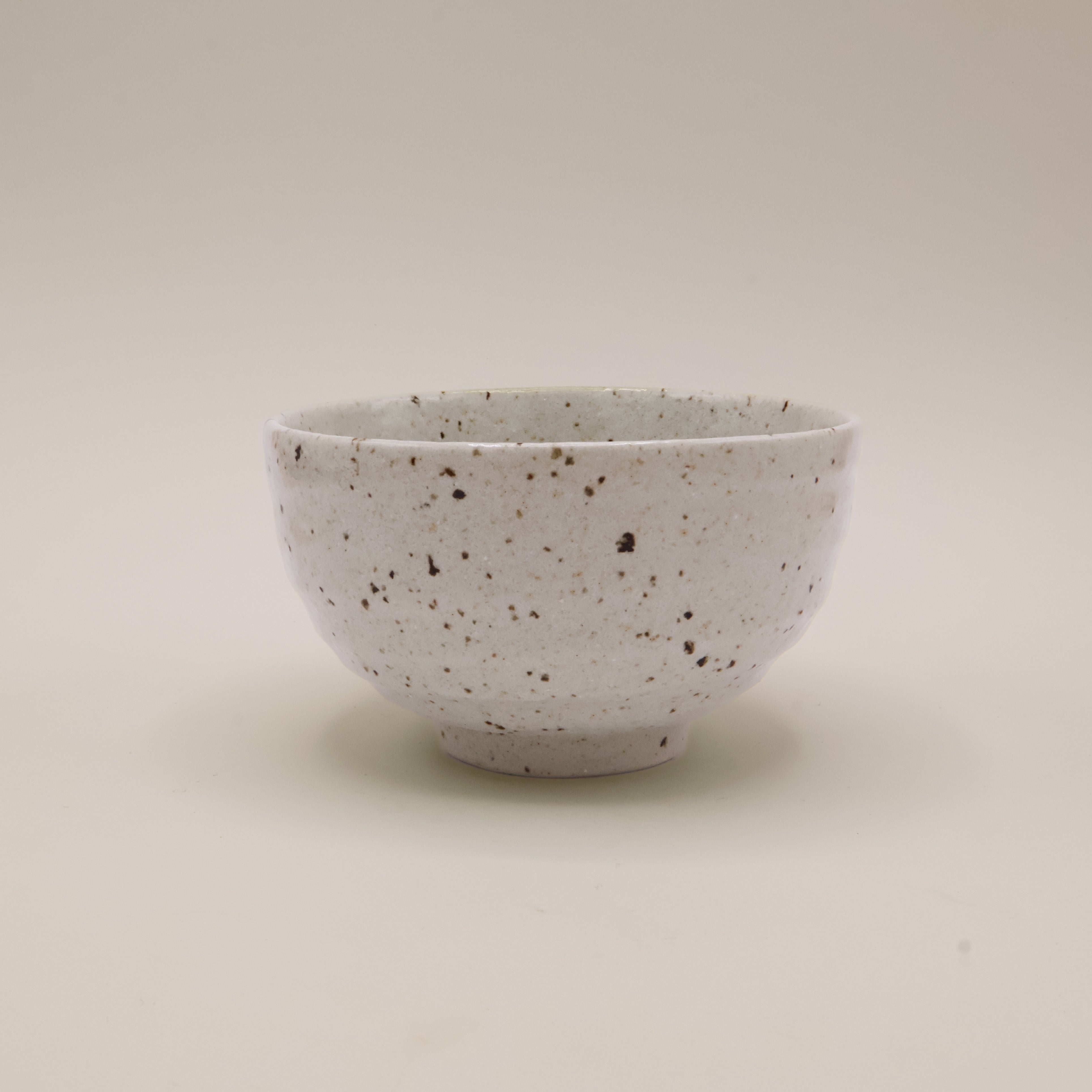 Keramikskål med brune nister