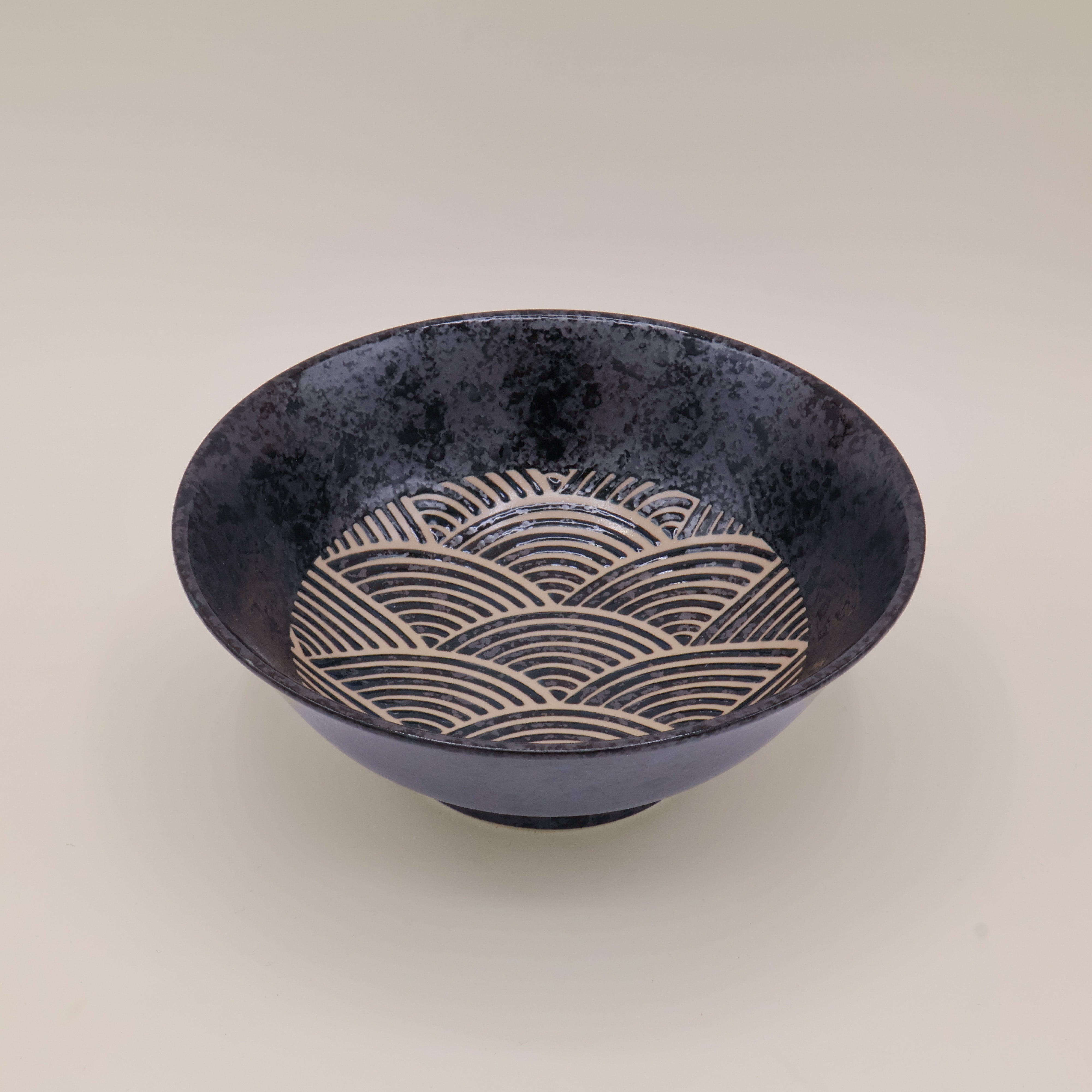 Ramenskål med bølgemønster i sort