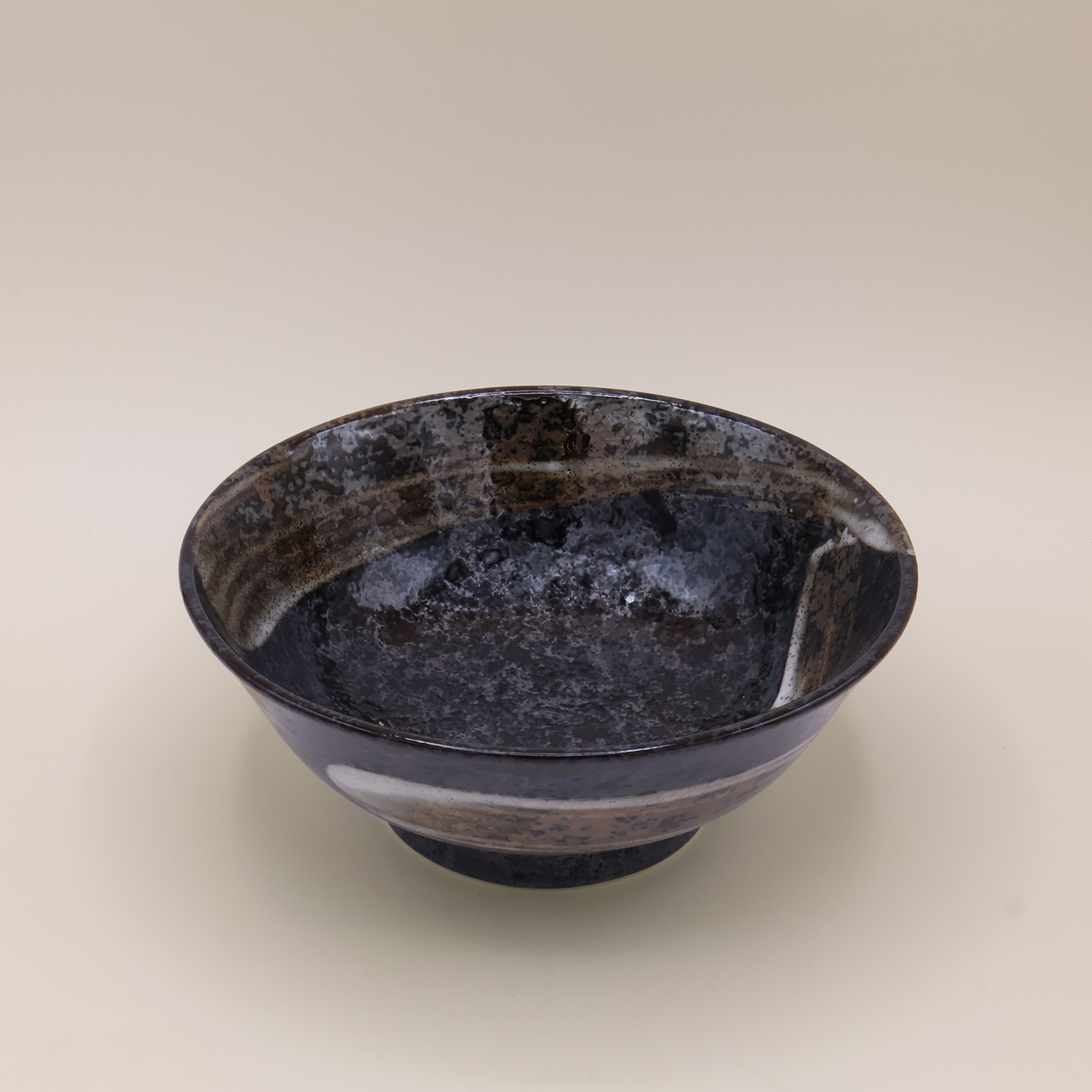 Ramenskål i mørke nuancer