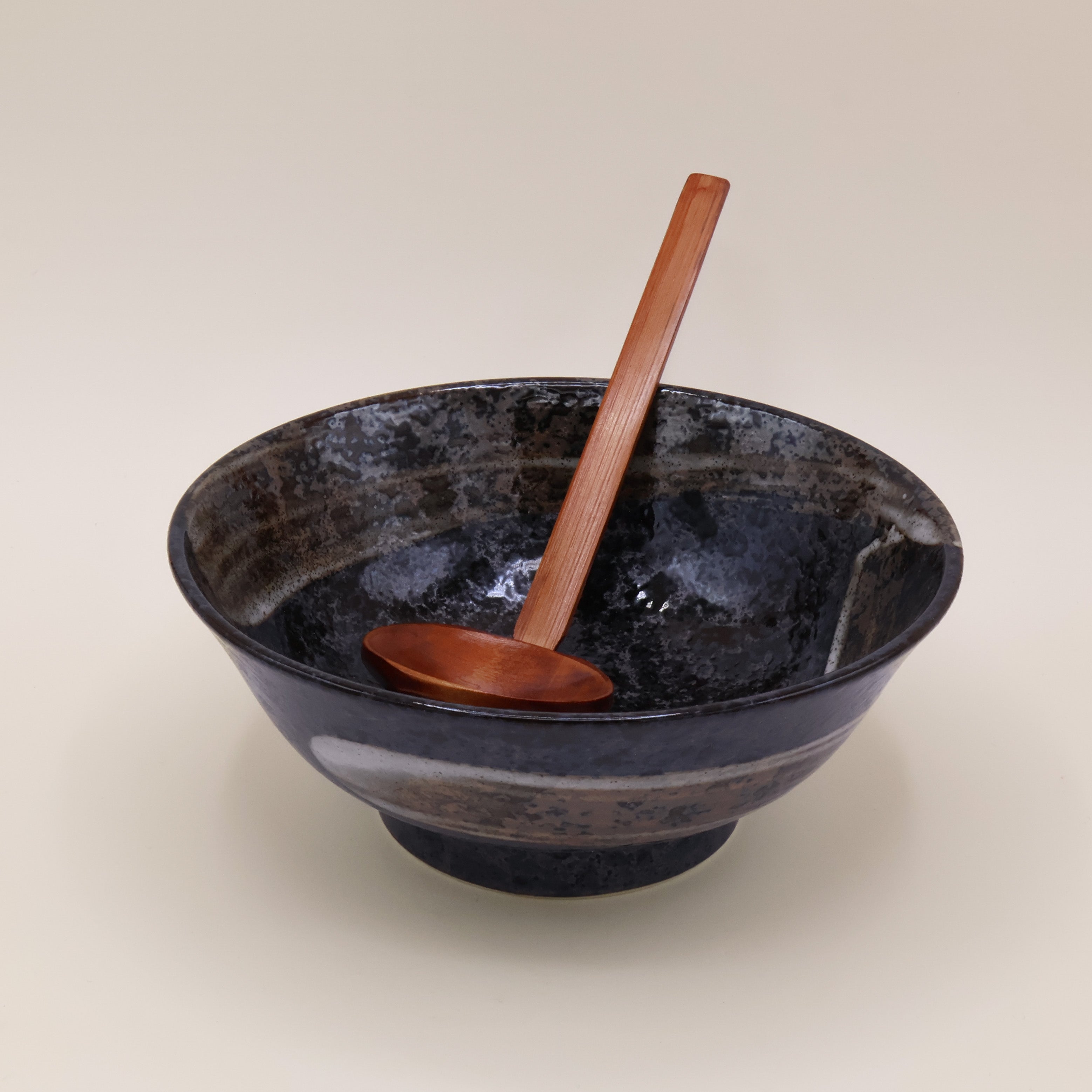 Ramenskål i mørke nuancer