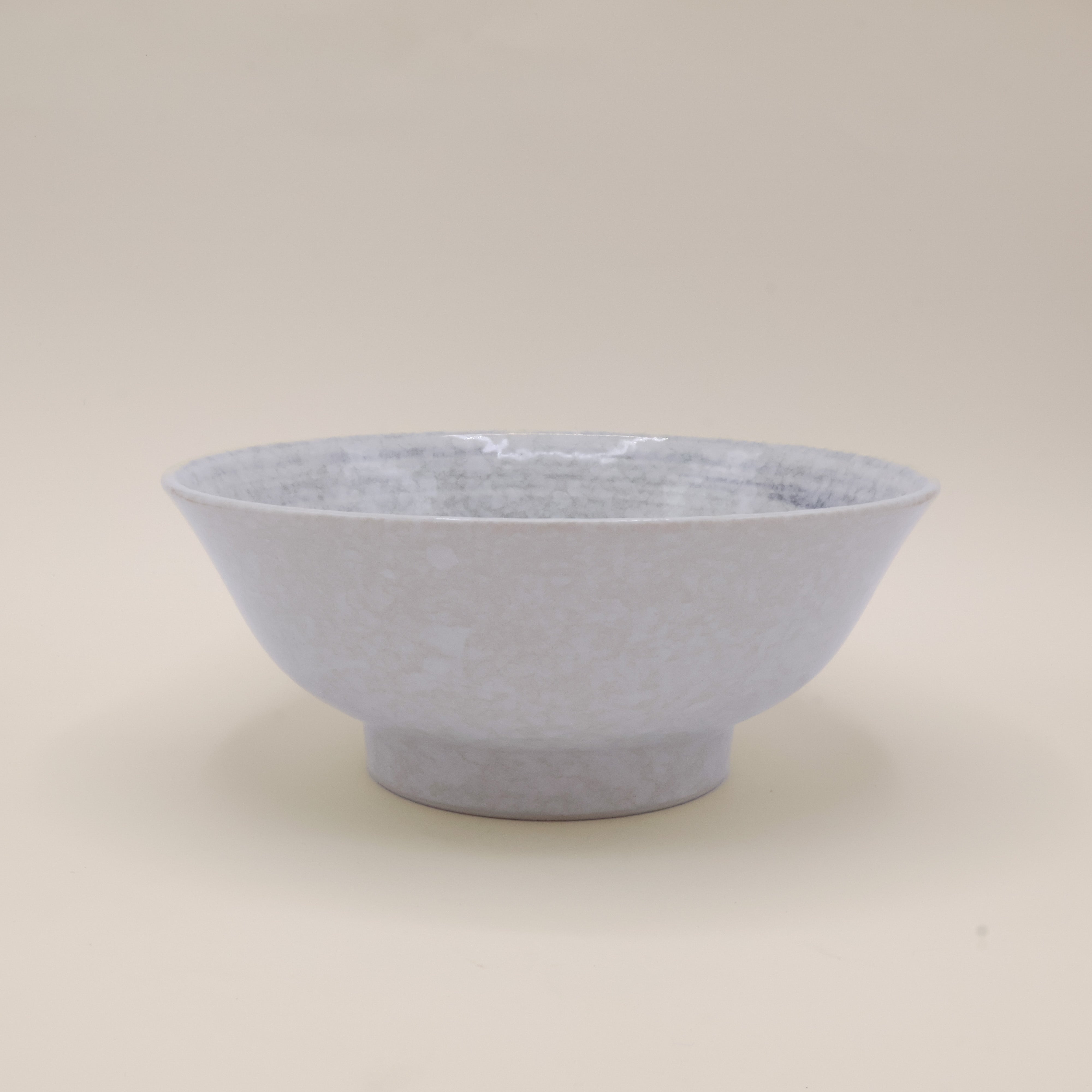 Ramenskål med bølgemønster i knækket hvid