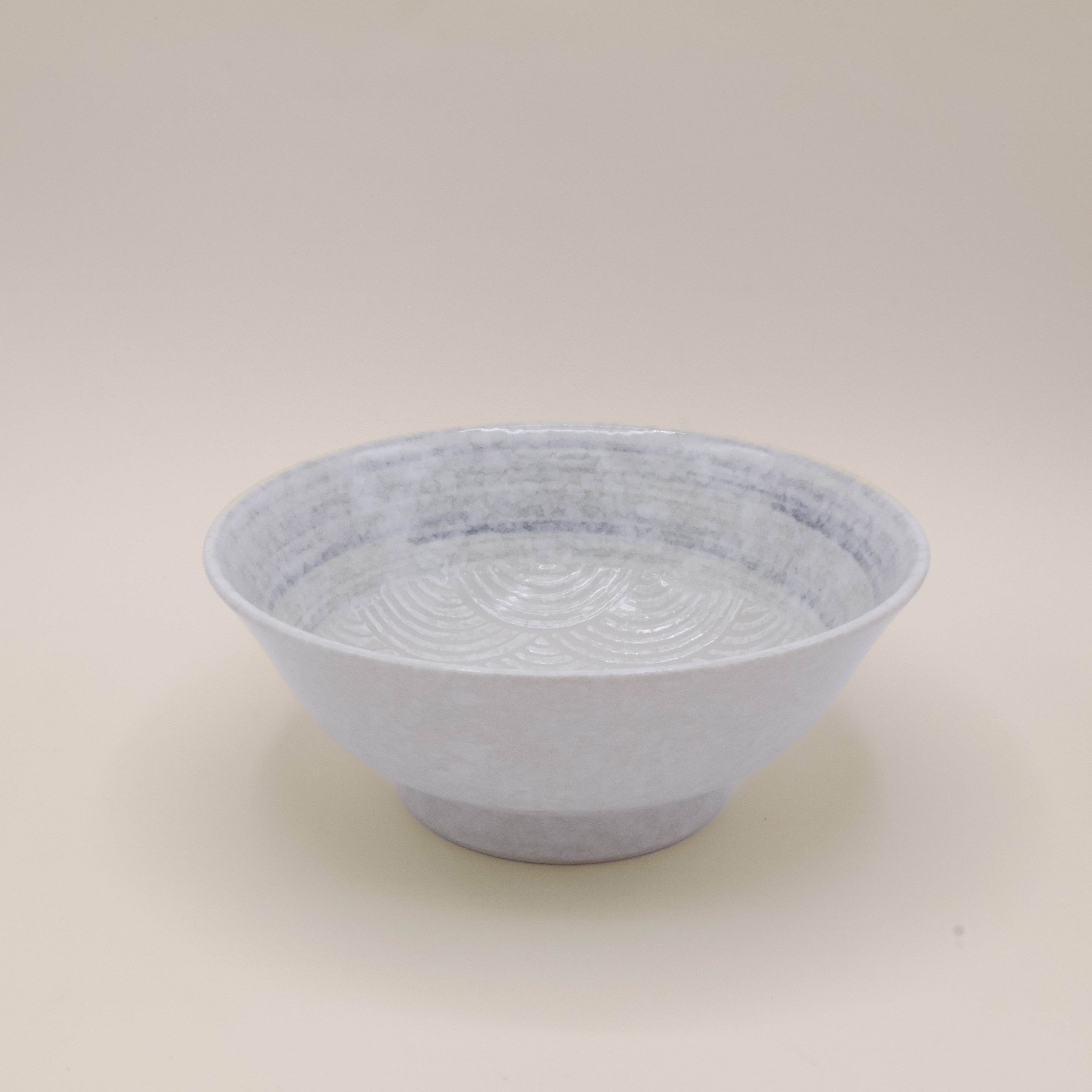 Ramenskål med bølgemønster i knækket hvid