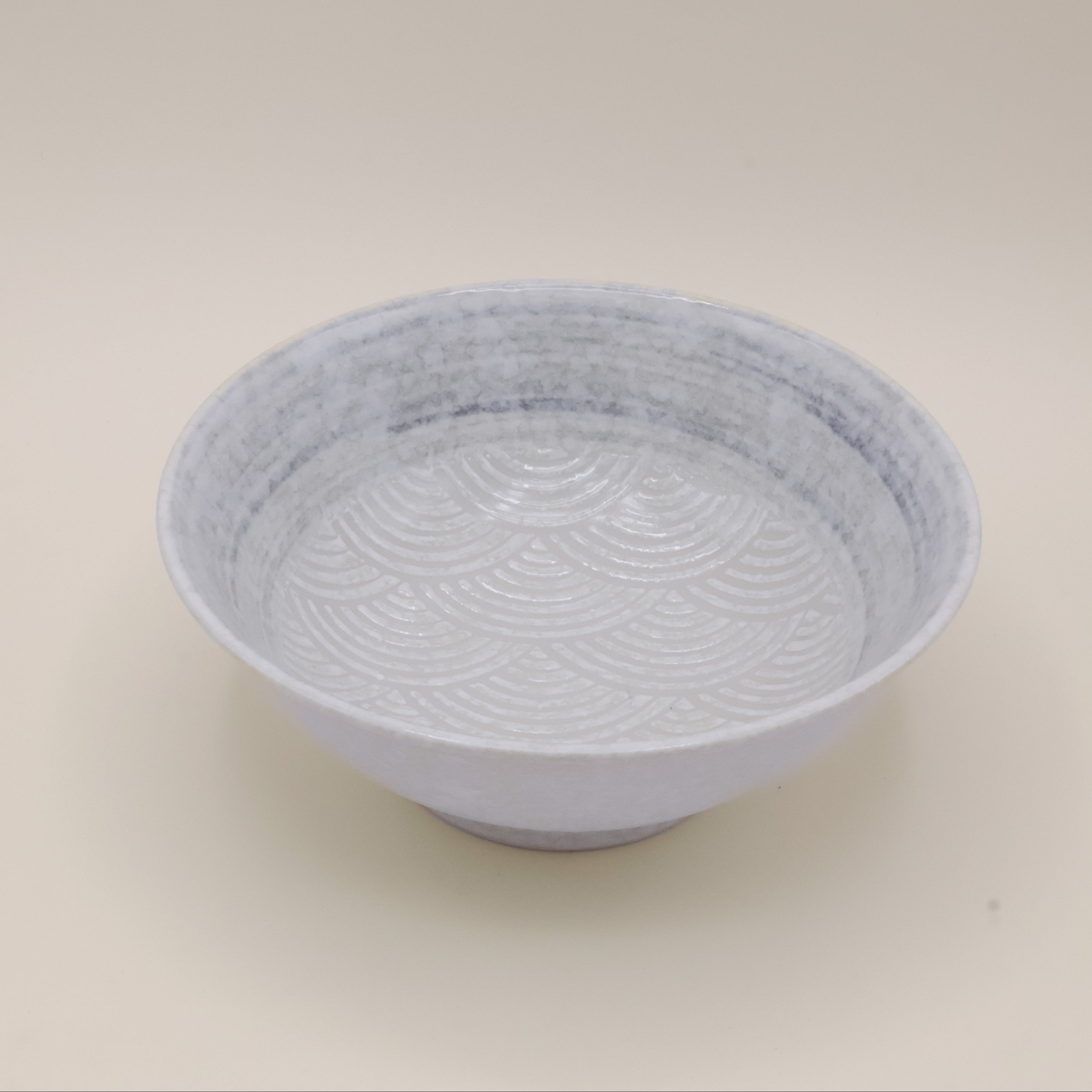 Ramenskål med bølgemønster i knækket hvid