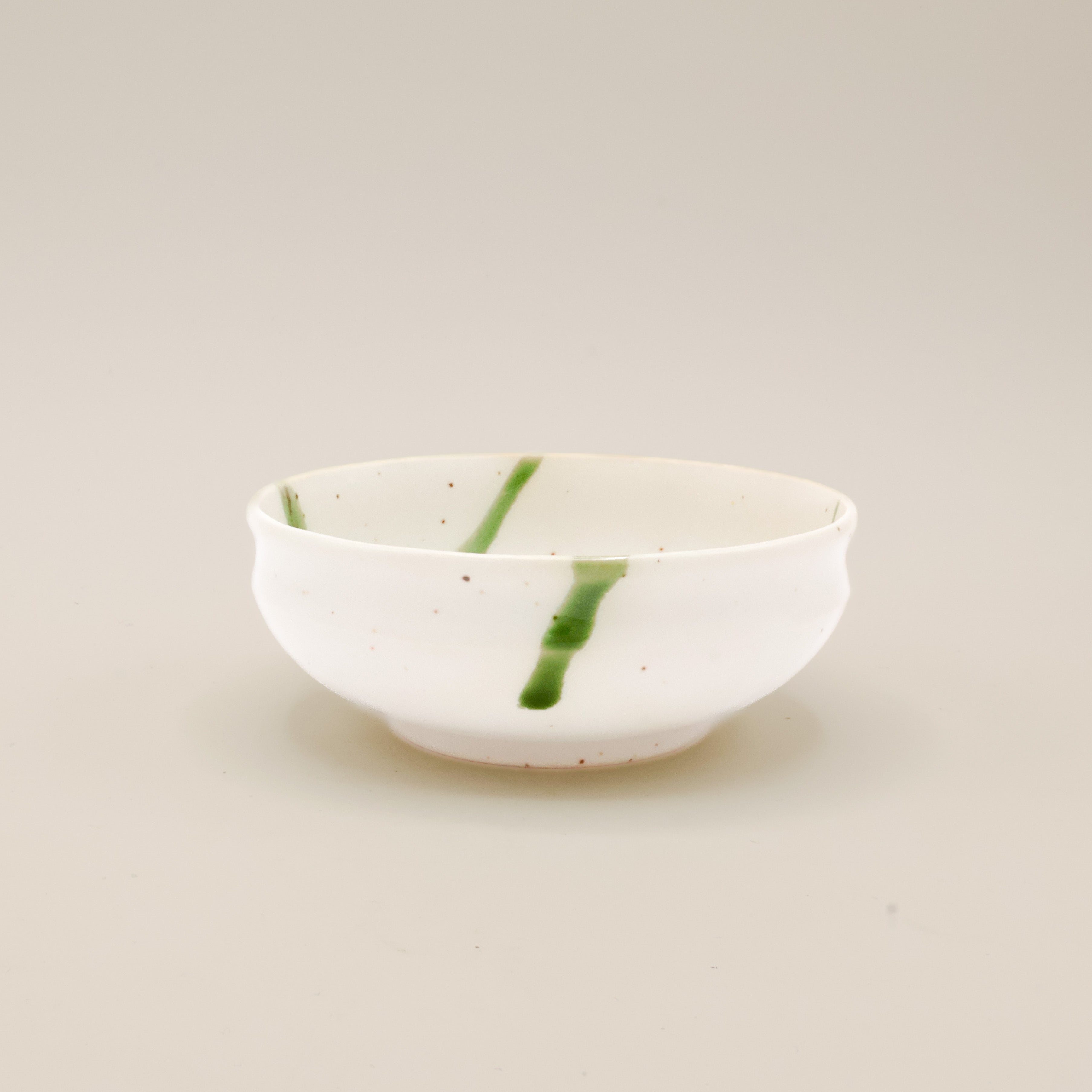 Lav skål med hvid glasur og grøn splash