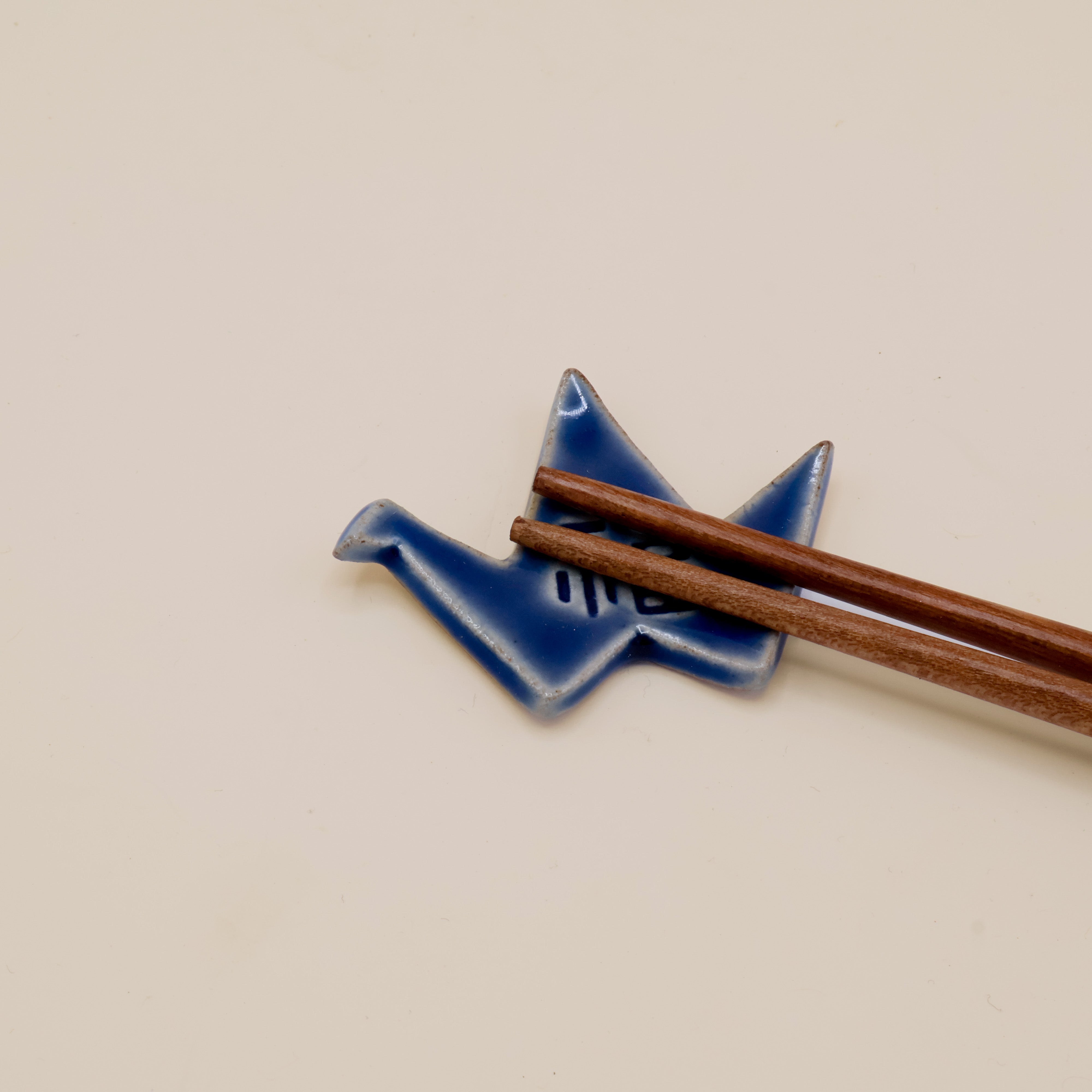 Spisepindeholder - Blå origami fugl med tegn