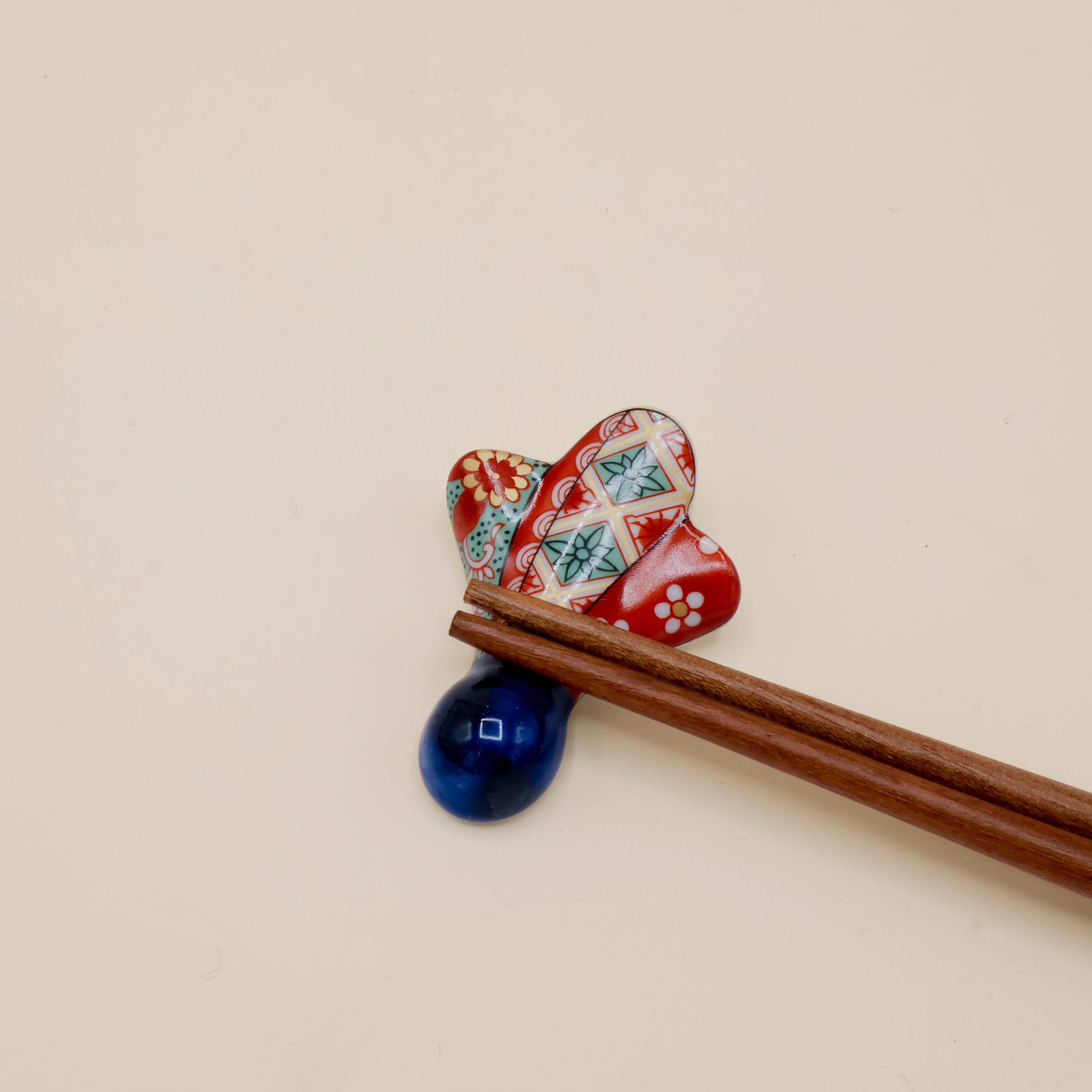Spisepindeholder - Dekorativ japansk figur med blå og rød glasur