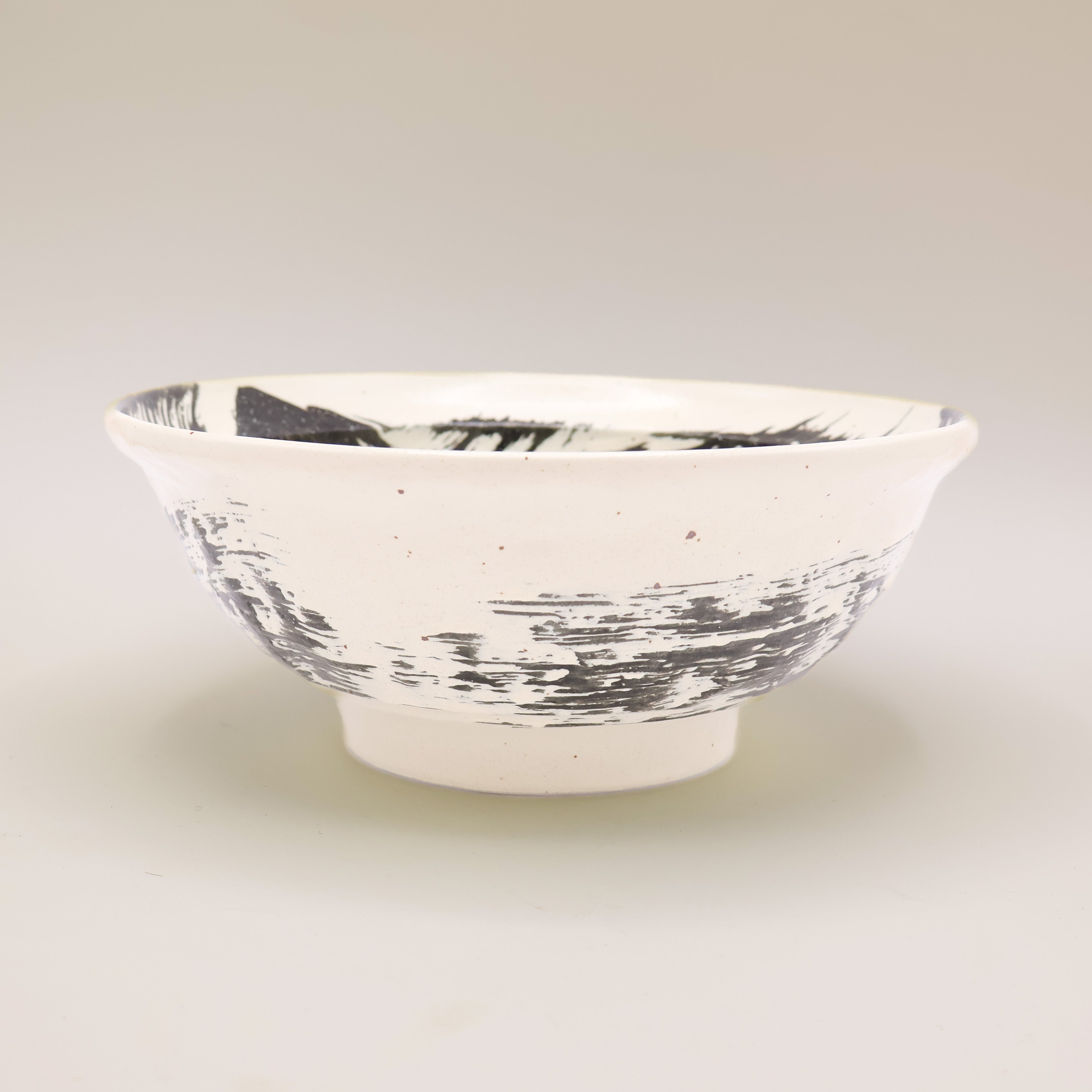 Ramenskål i hvid med sort glasur og bred kant