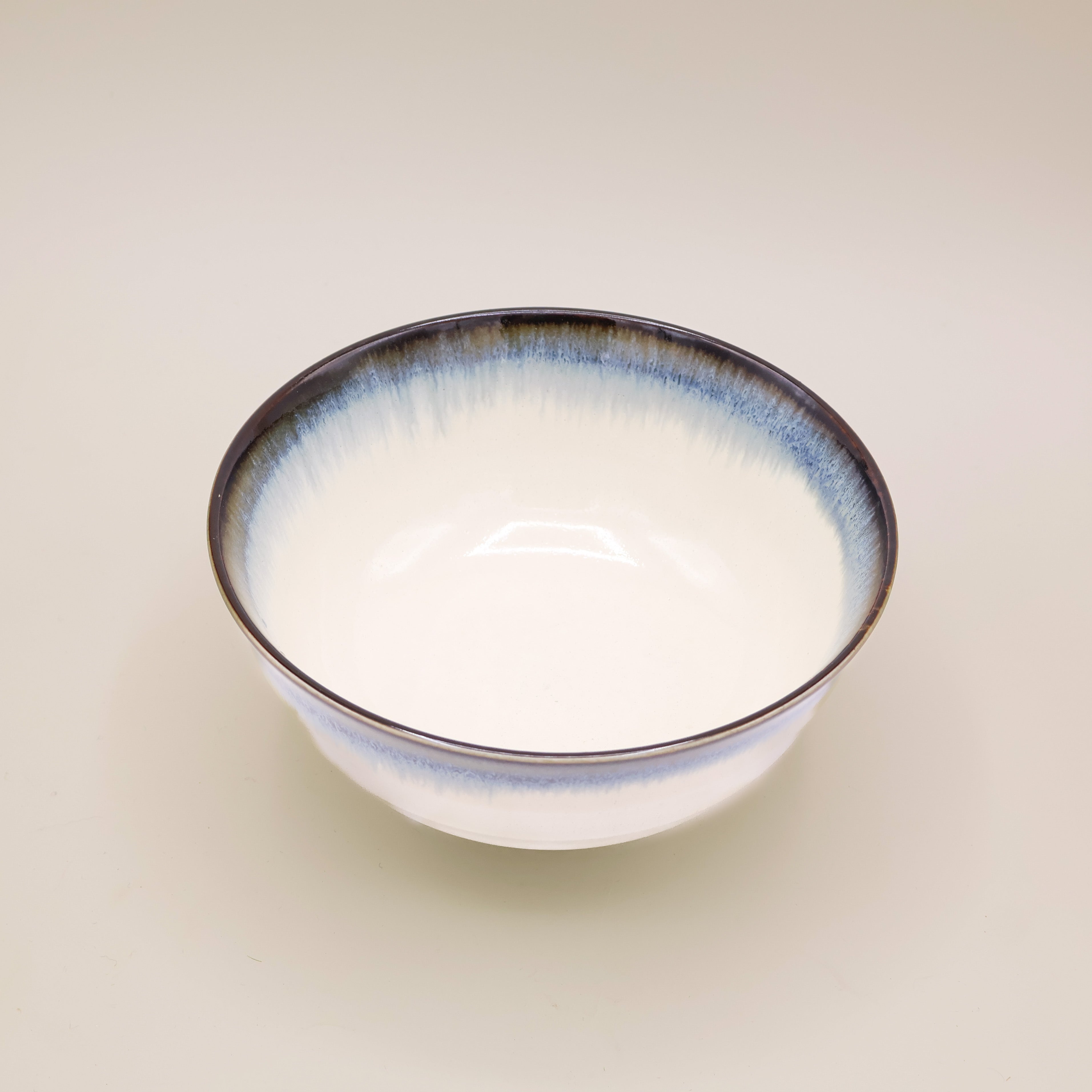 Nudelskål med hvid glasur og blå kant