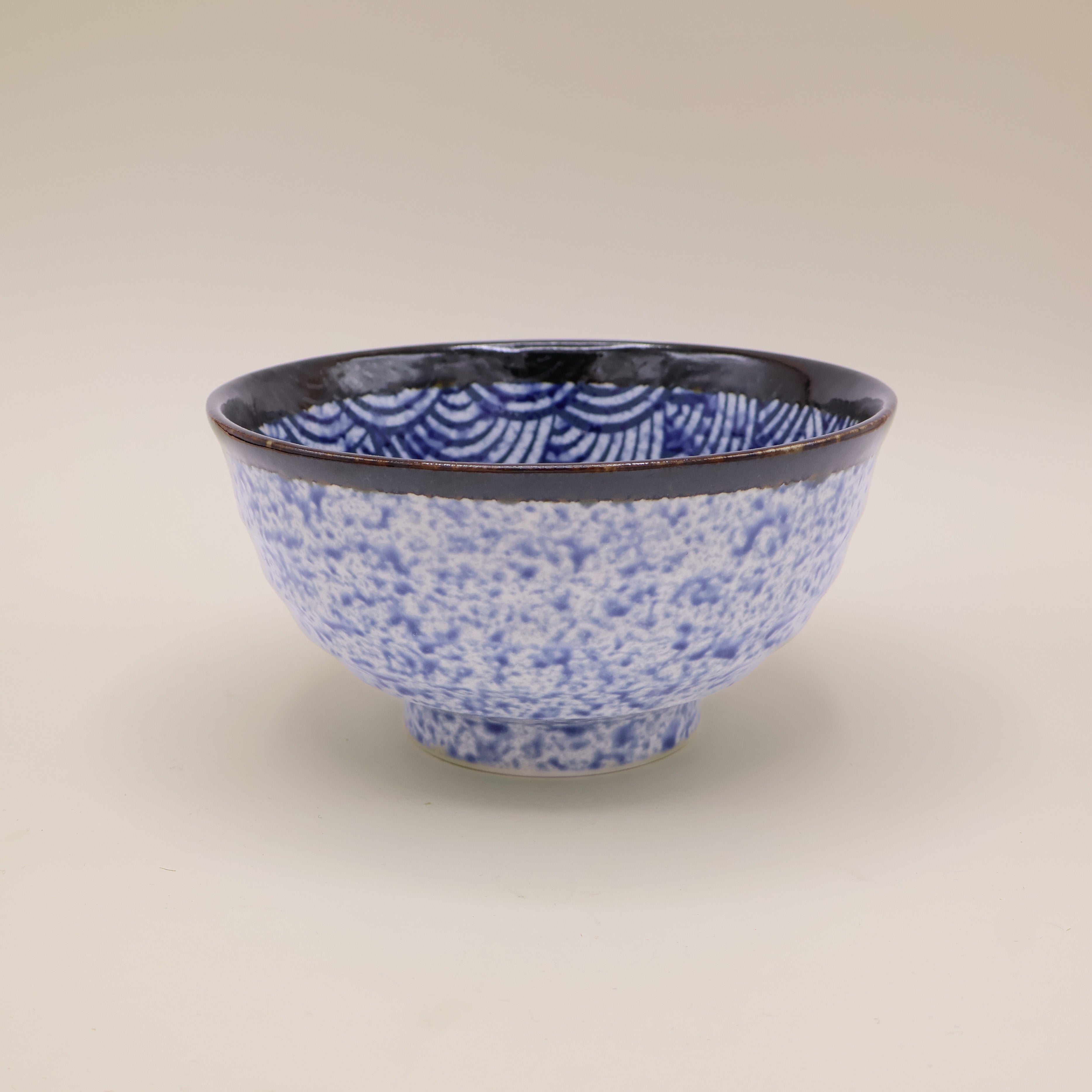 Nudelskål med blå bølger og sort kant