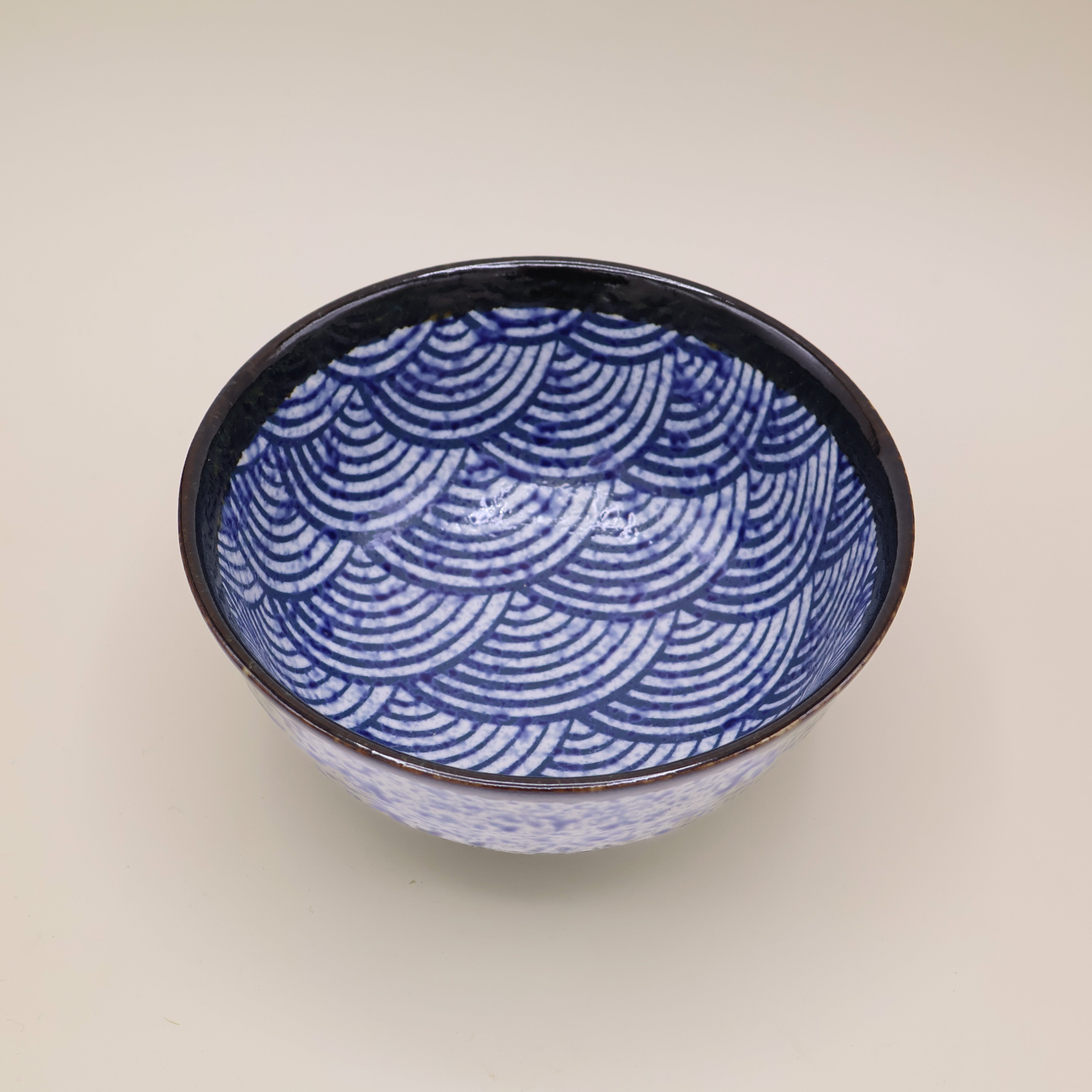 Nudelskål med blå bølger og sort kant
