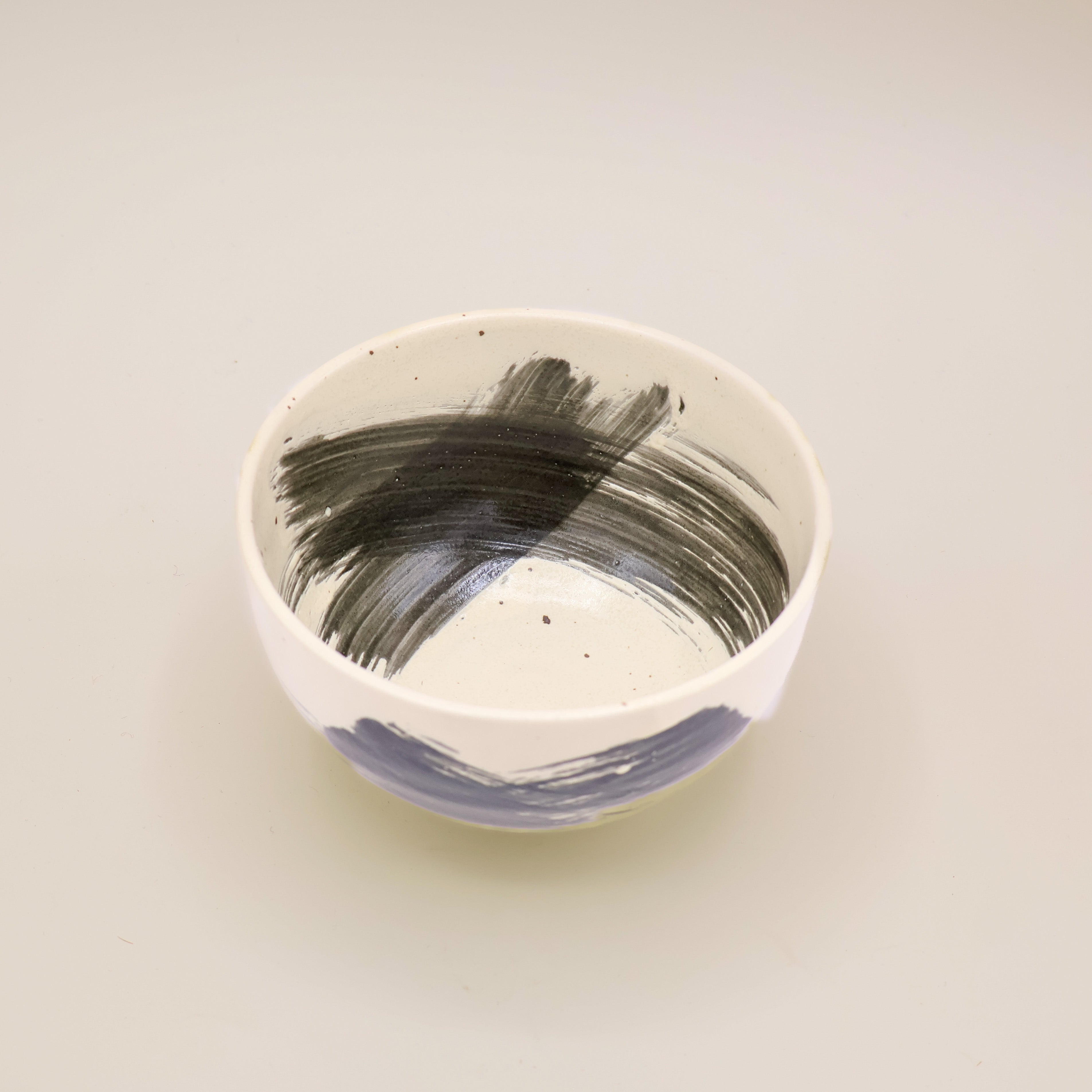Matchaskål - Hvid med sorte penselstrøg
