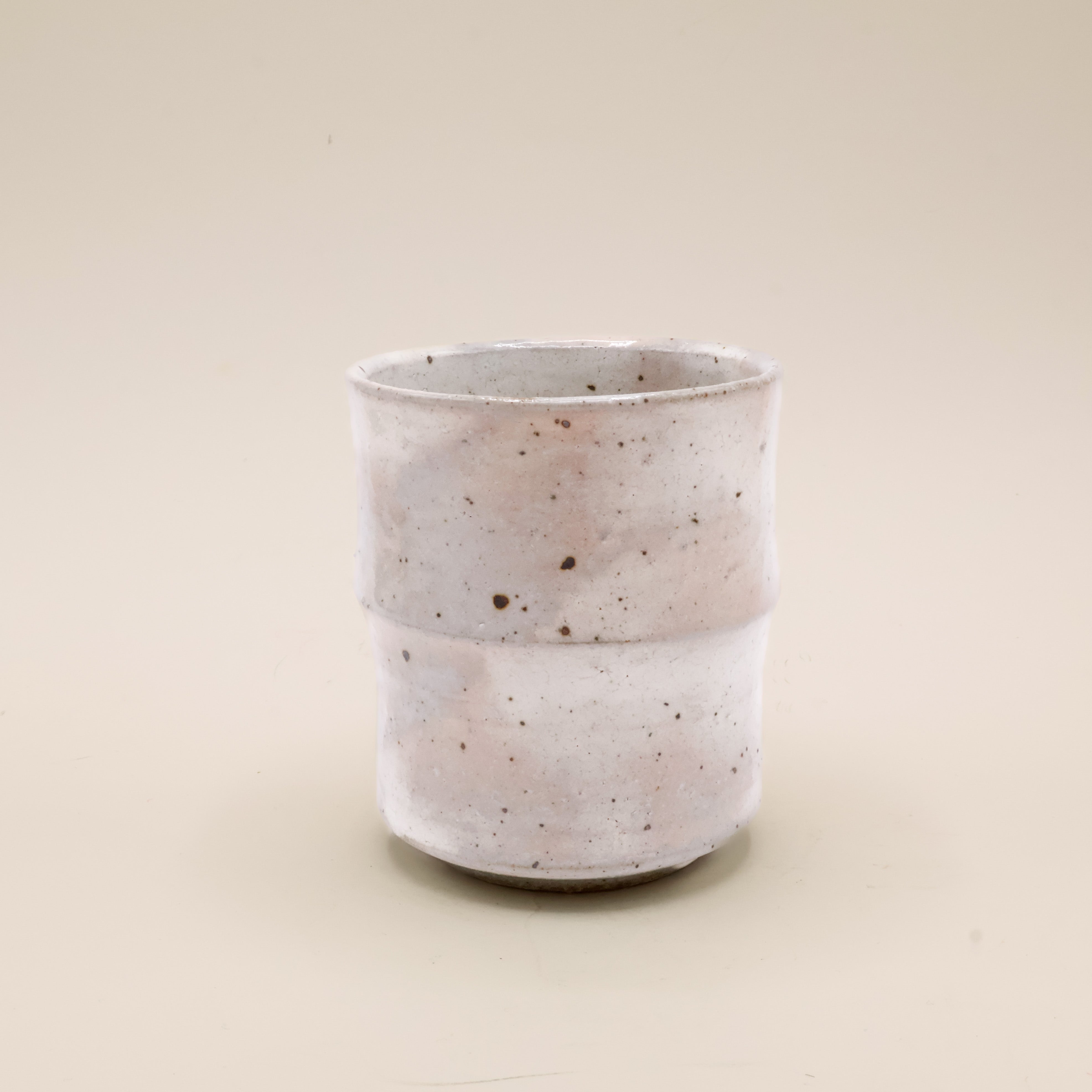 Kop i grå glasur og lyserøde nuancer