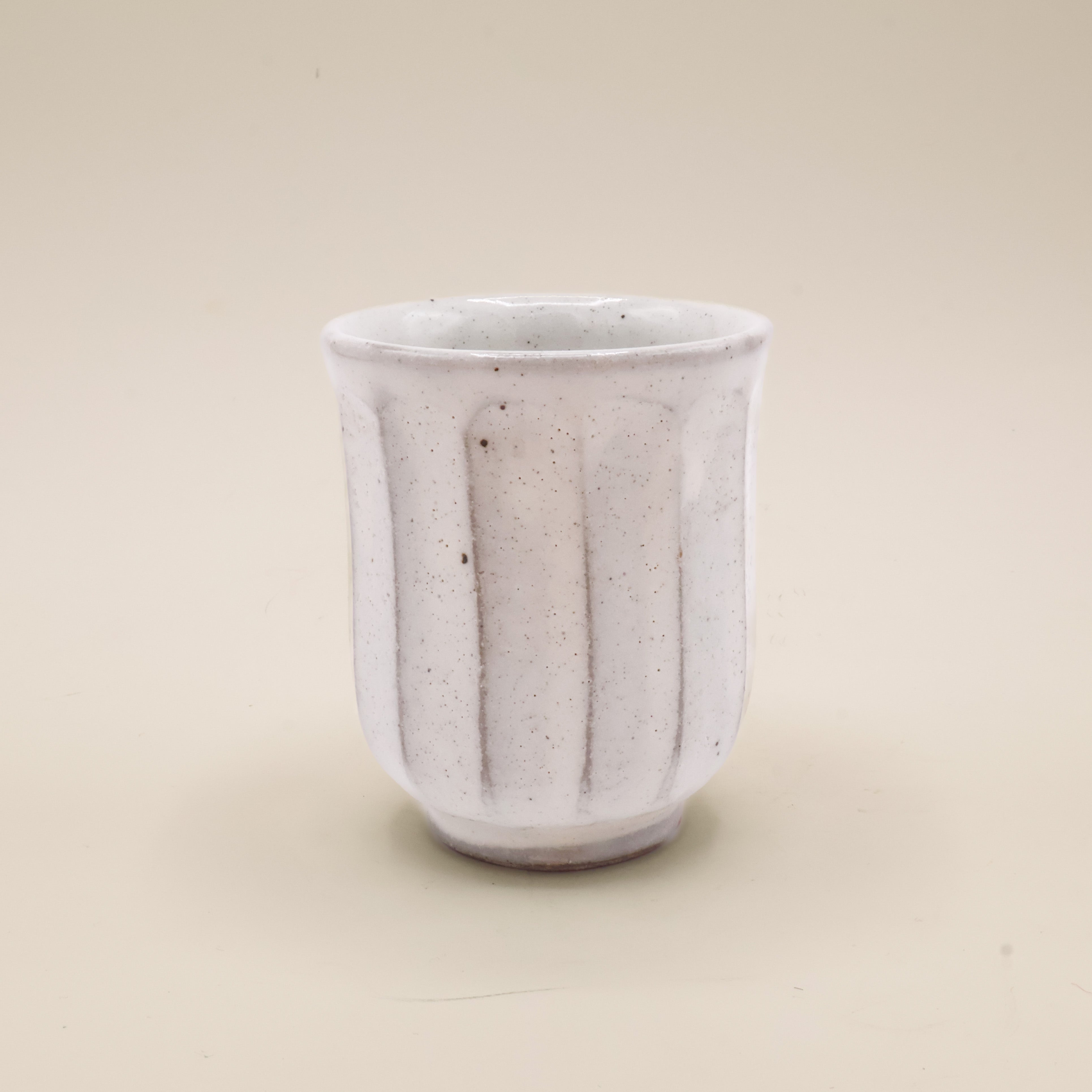 Kantet kop med hvid/grå glasur