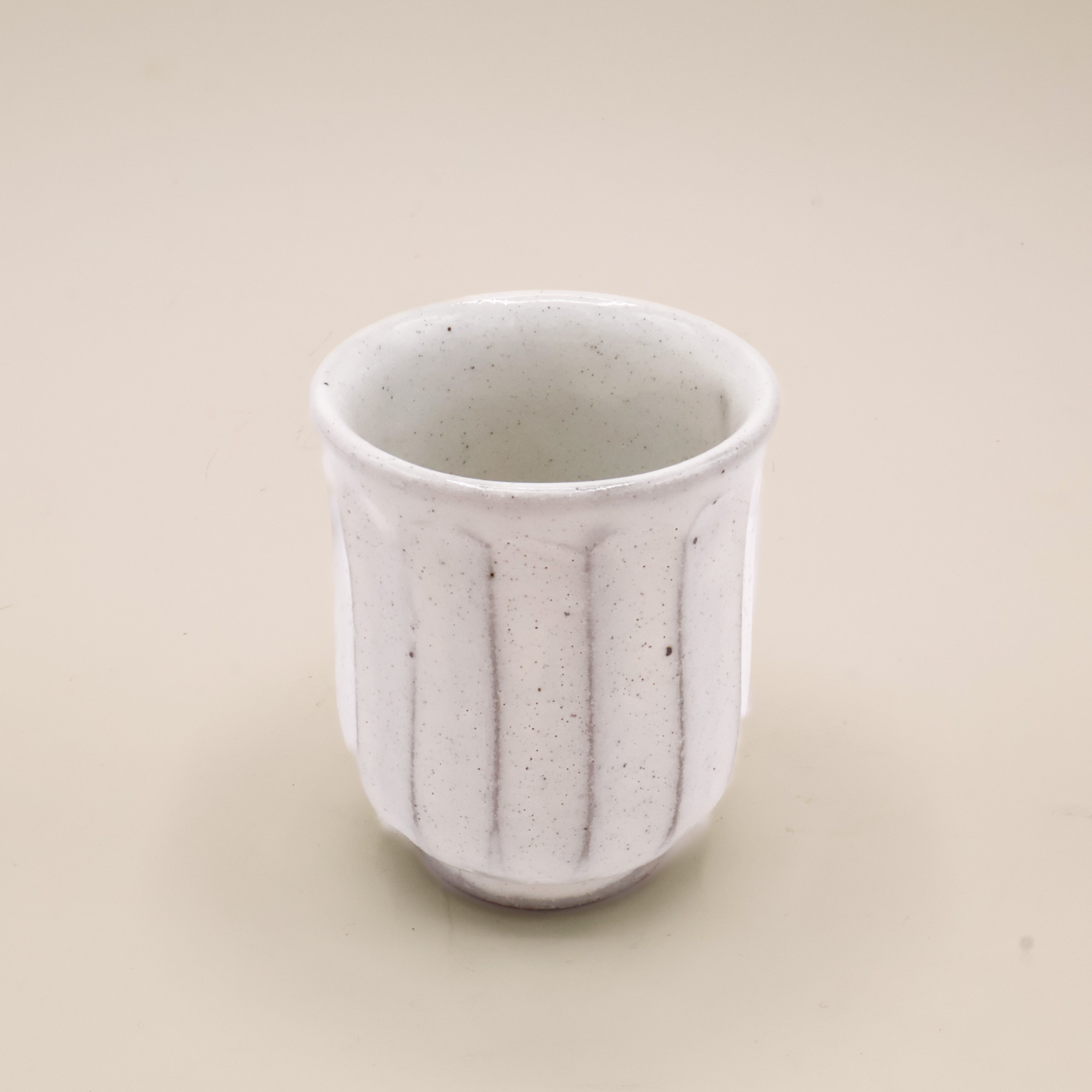 Kantet kop med hvid/grå glasur