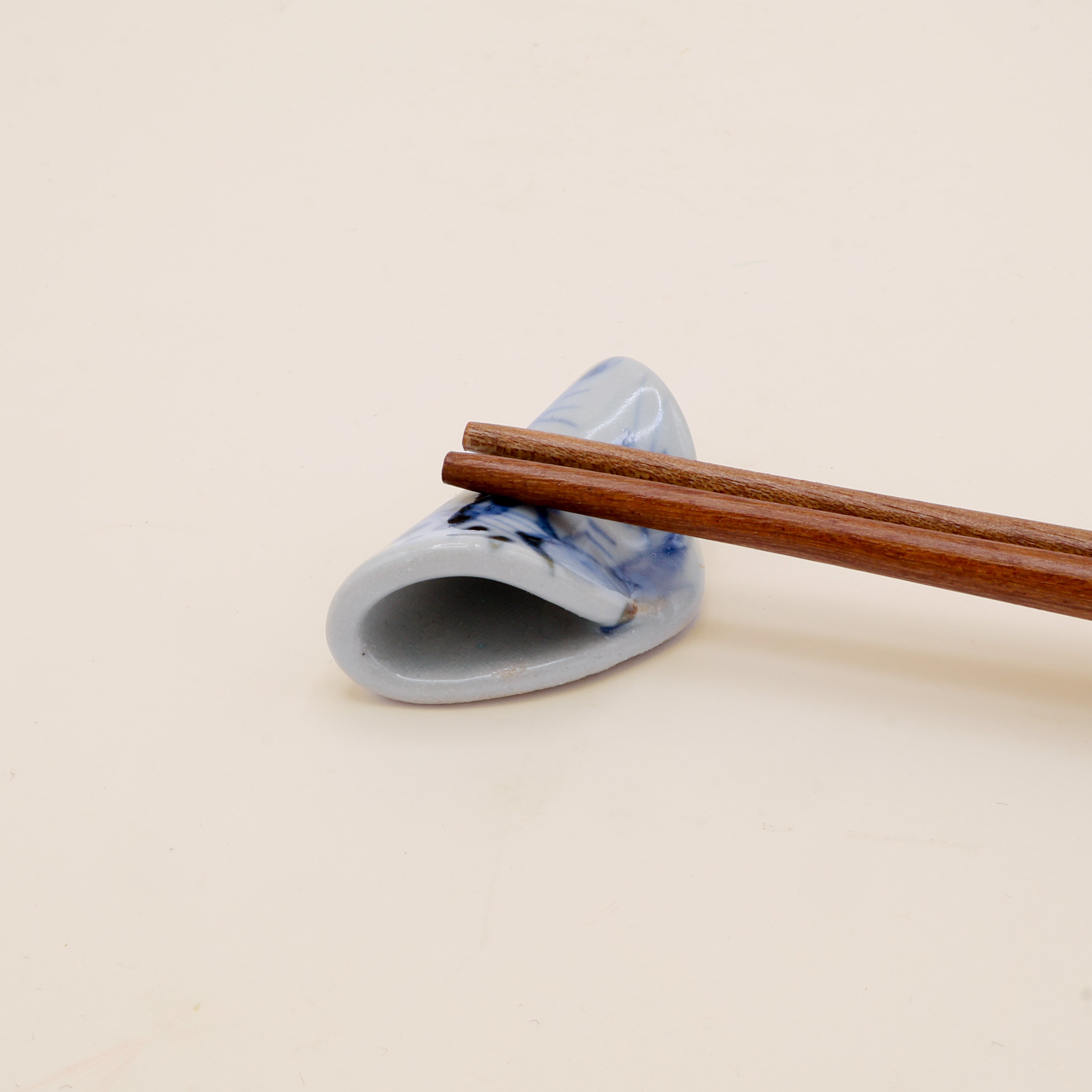 Spisepindeholder - Organisk form med blå detaljer