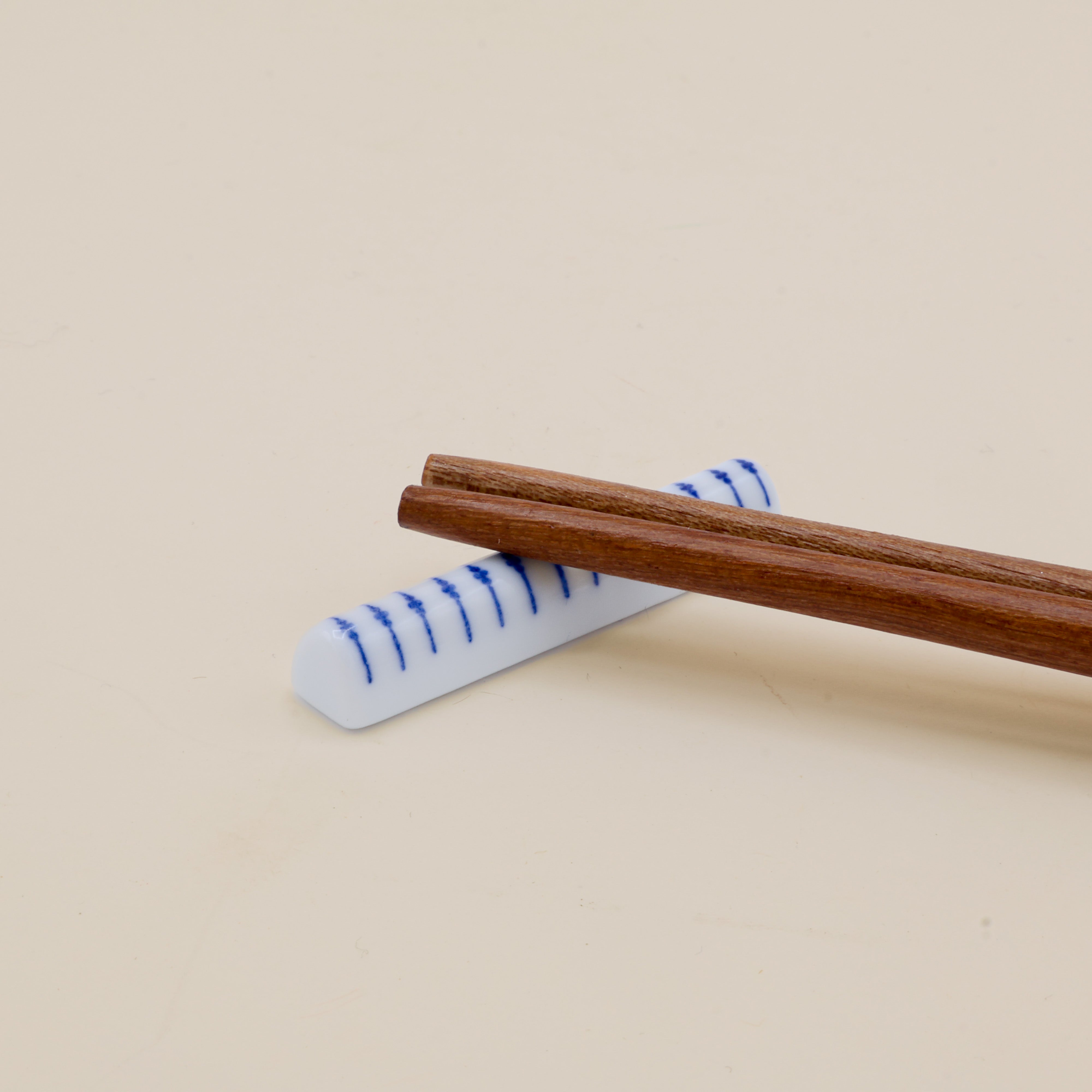 Chopstick holder - White with blue details