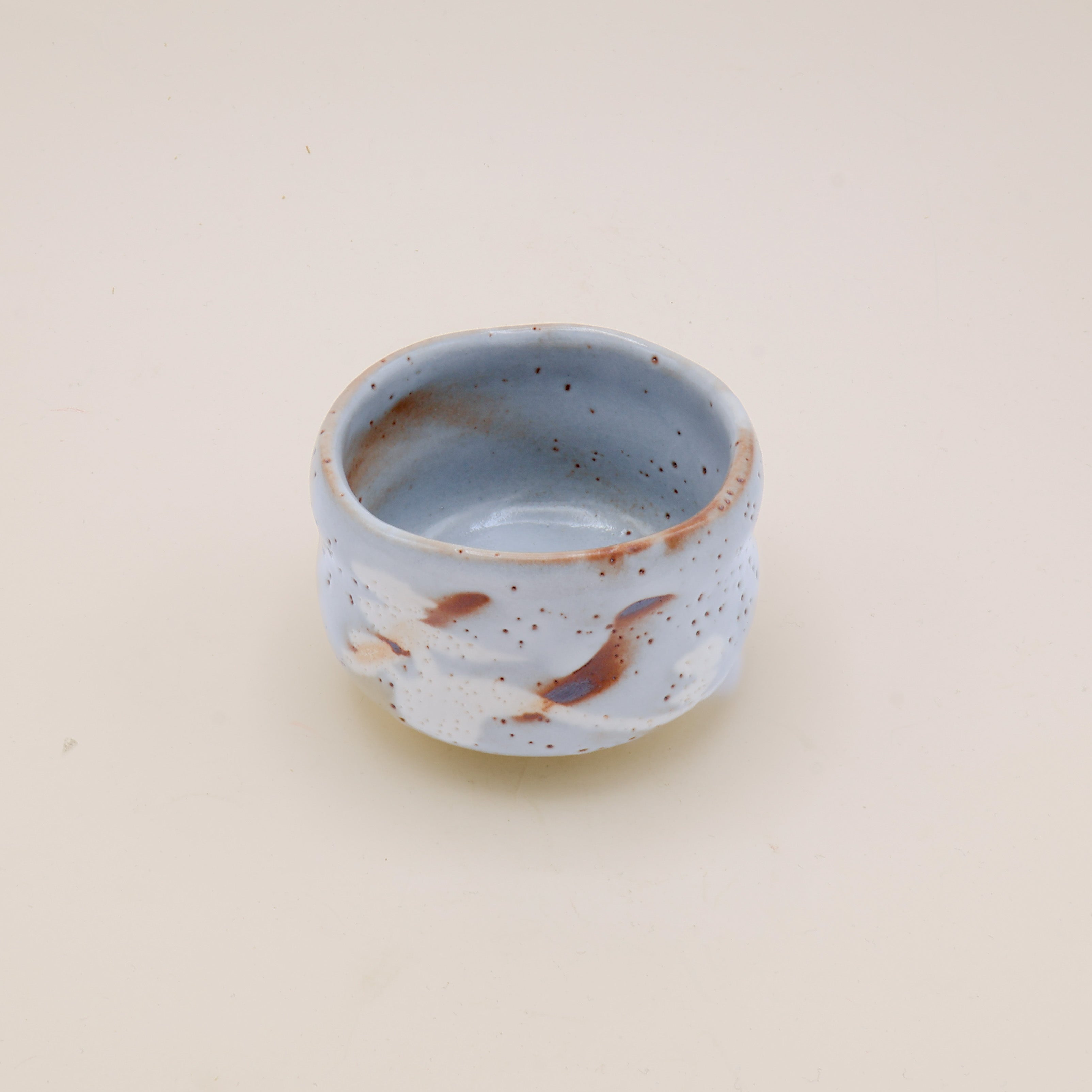 Matchakop - Lille grå med brune og hvide penselstrøg