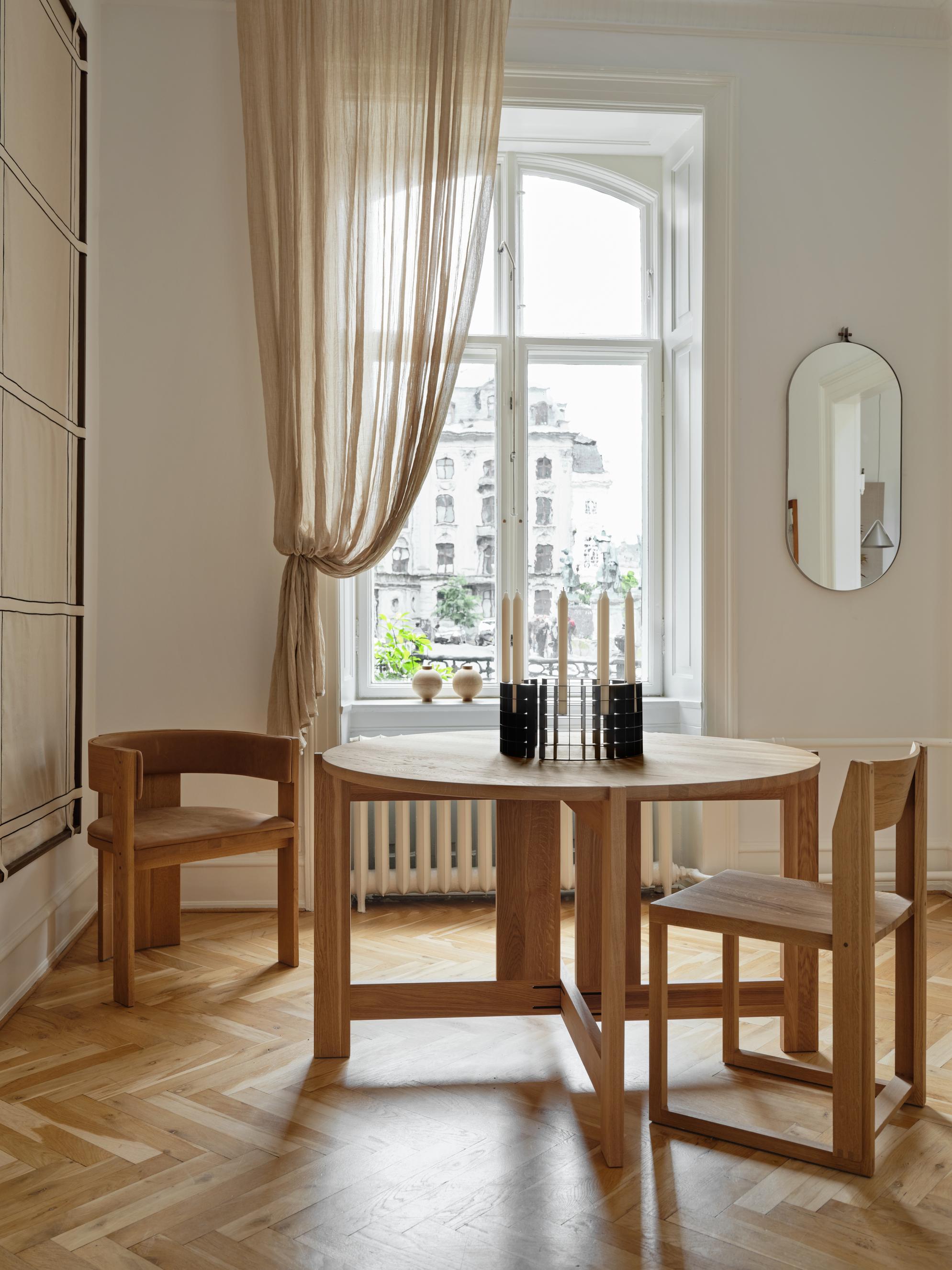 Kristina Dam: Outline chair