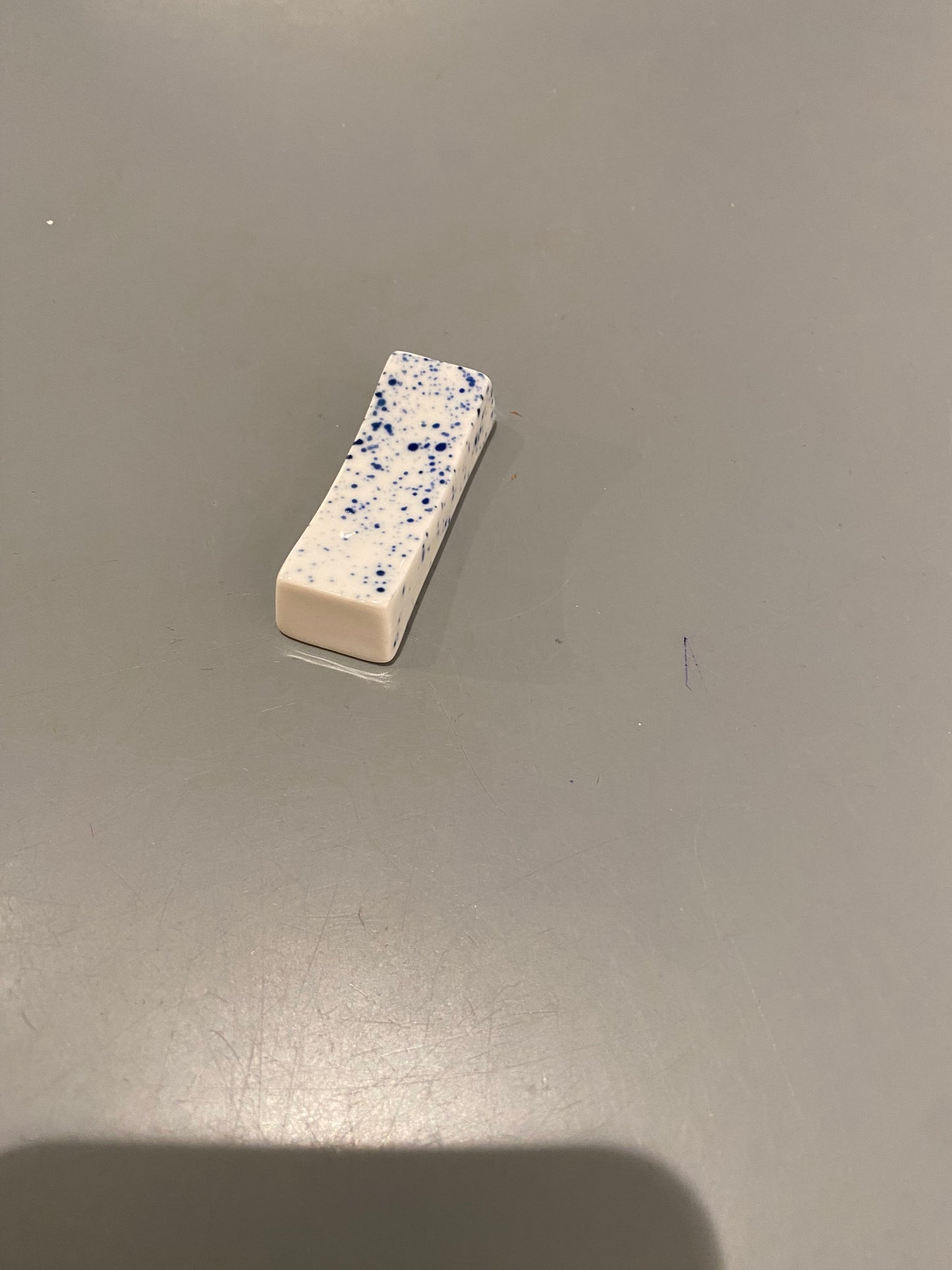 Spisepindeholder med blå splash prikker