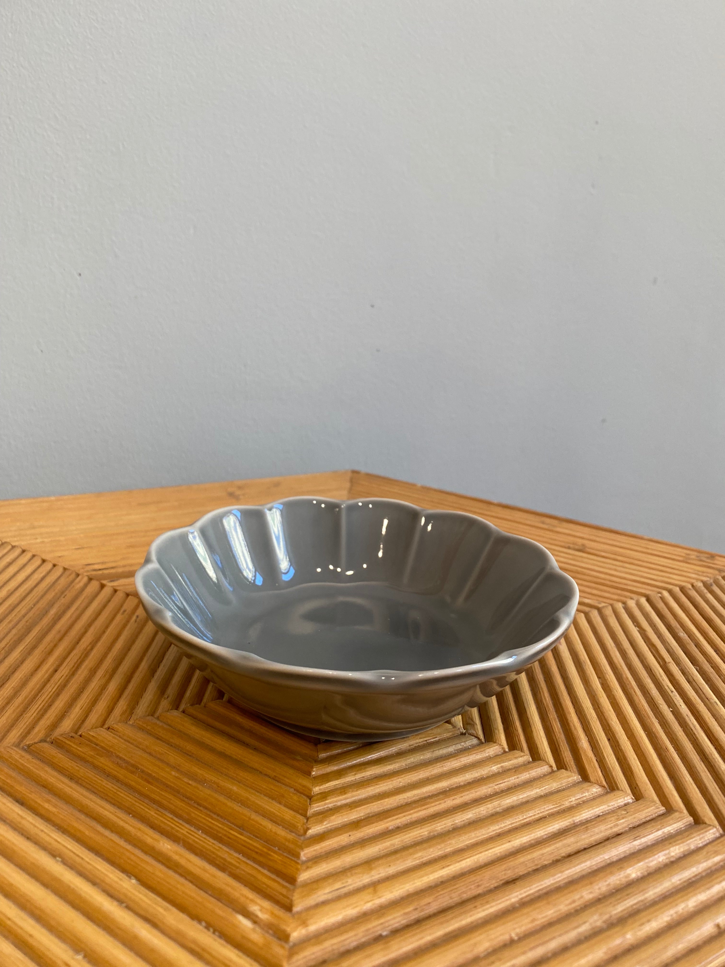 Make flower bowl with gray glaze