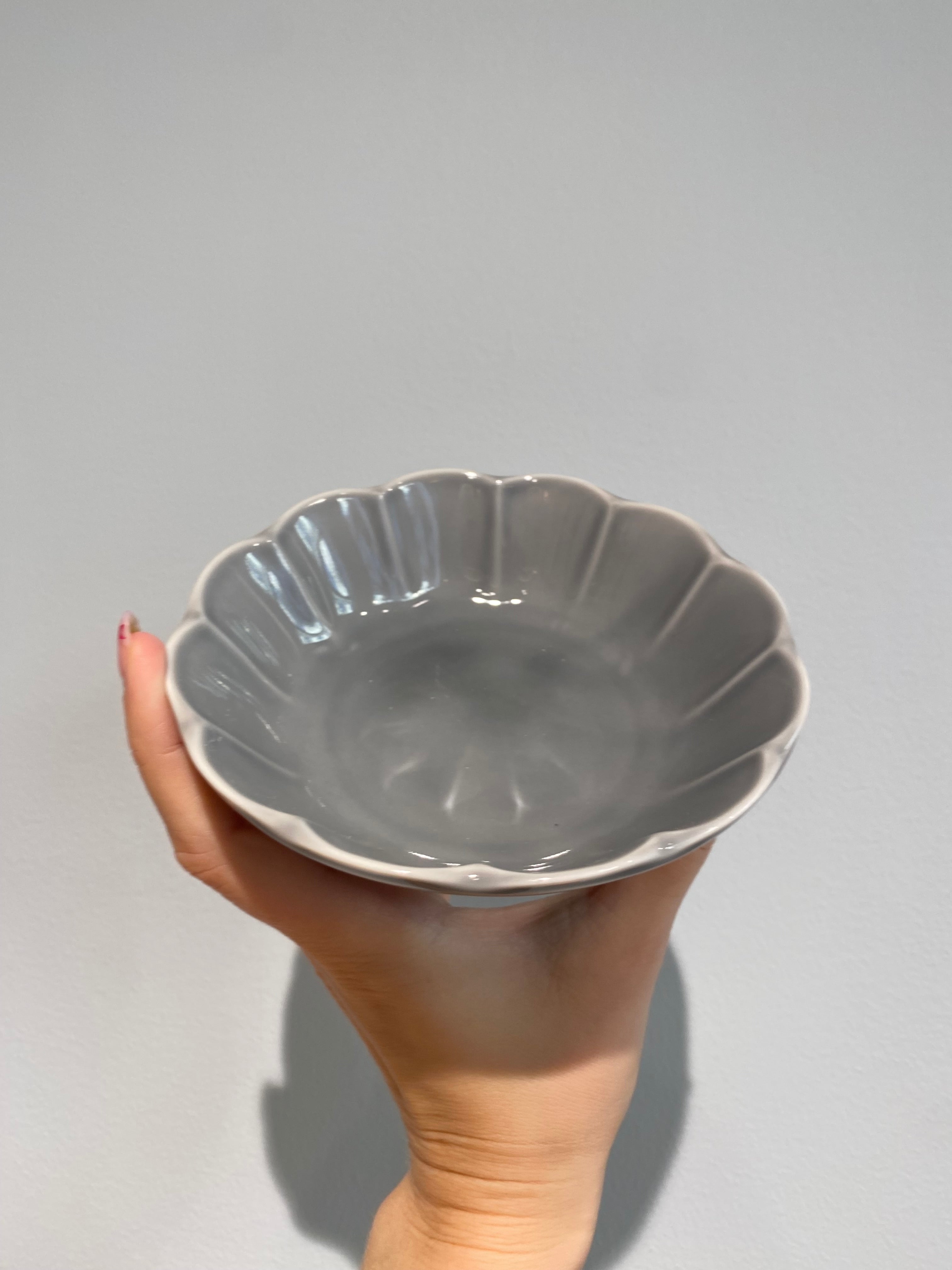 Make flower bowl with gray glaze