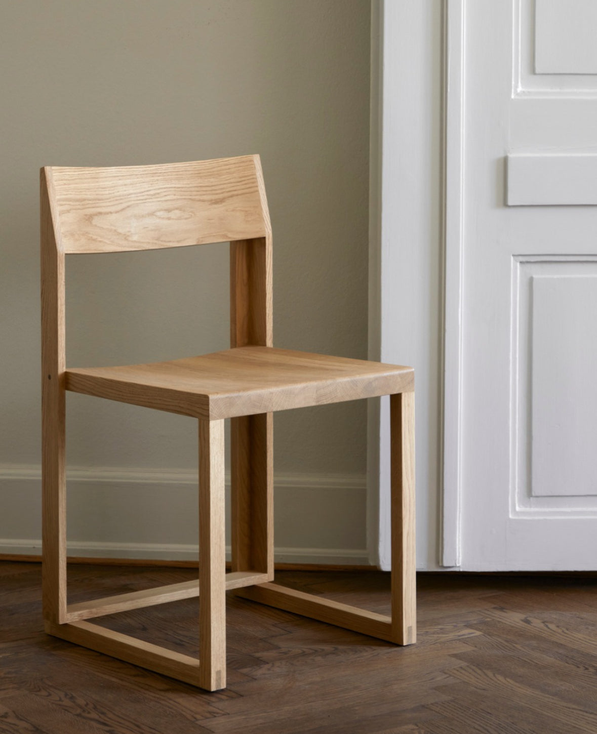 Kristina Dam: Outline chair