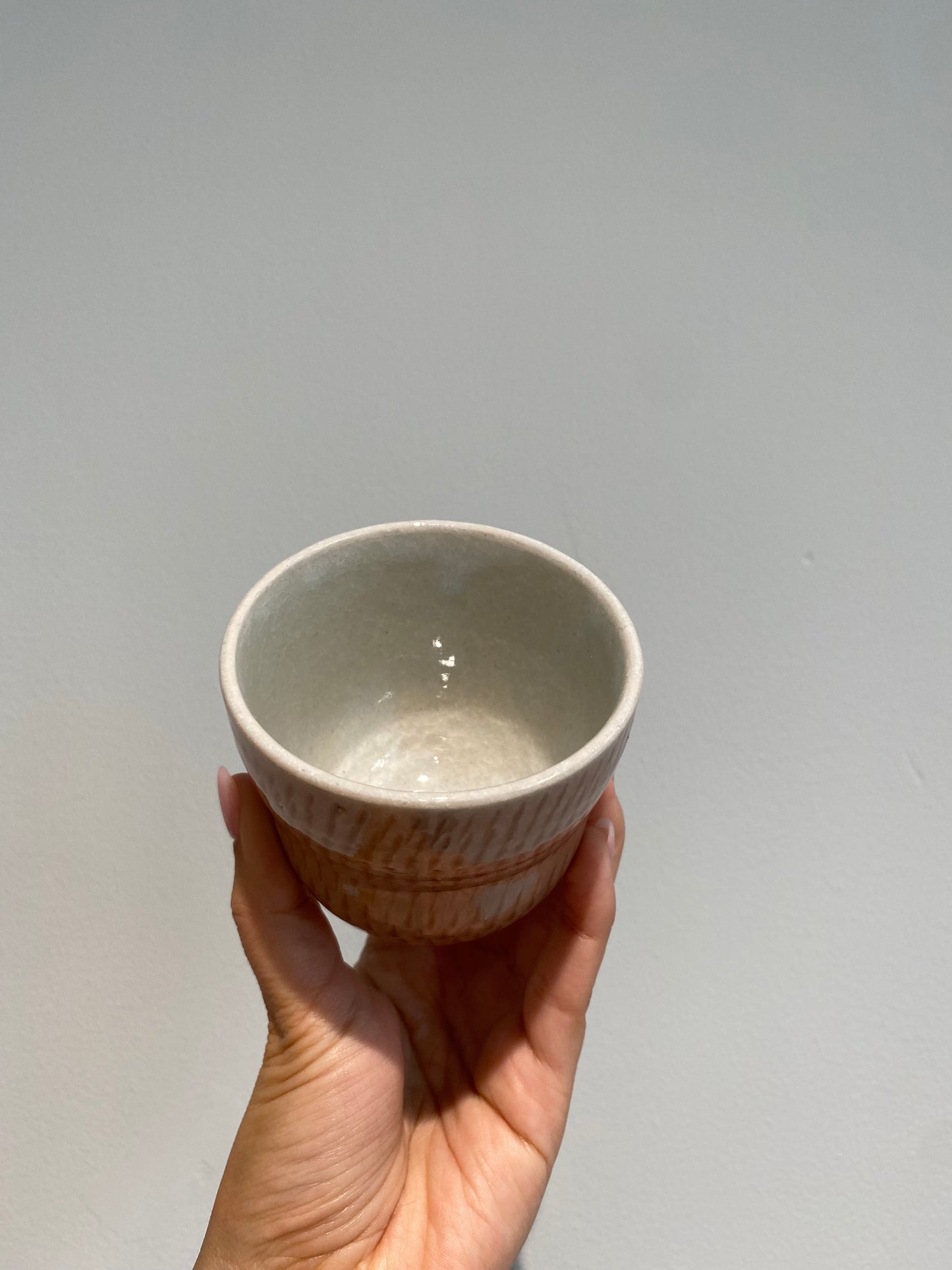 Japansk kop med lyserød glasur og stregdetaljer