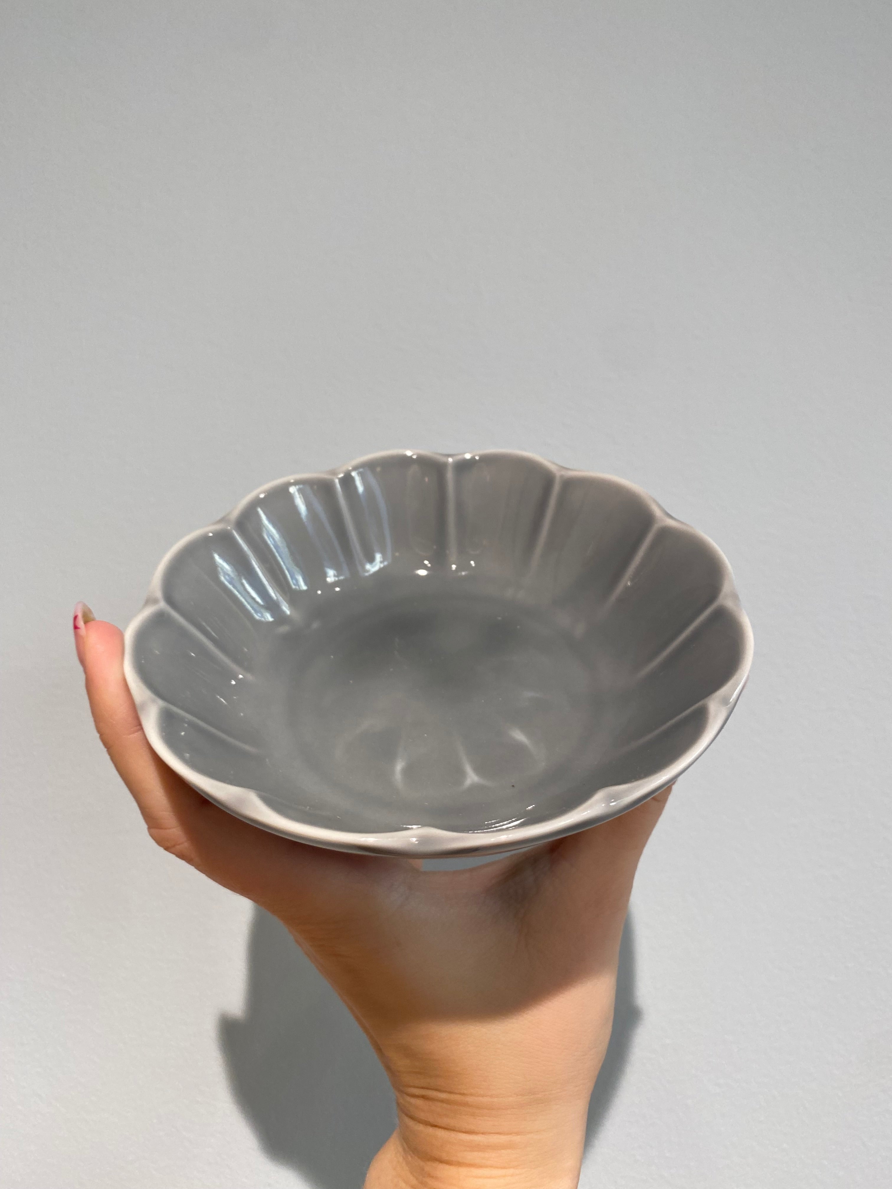 Make flower bowl with gray glaze