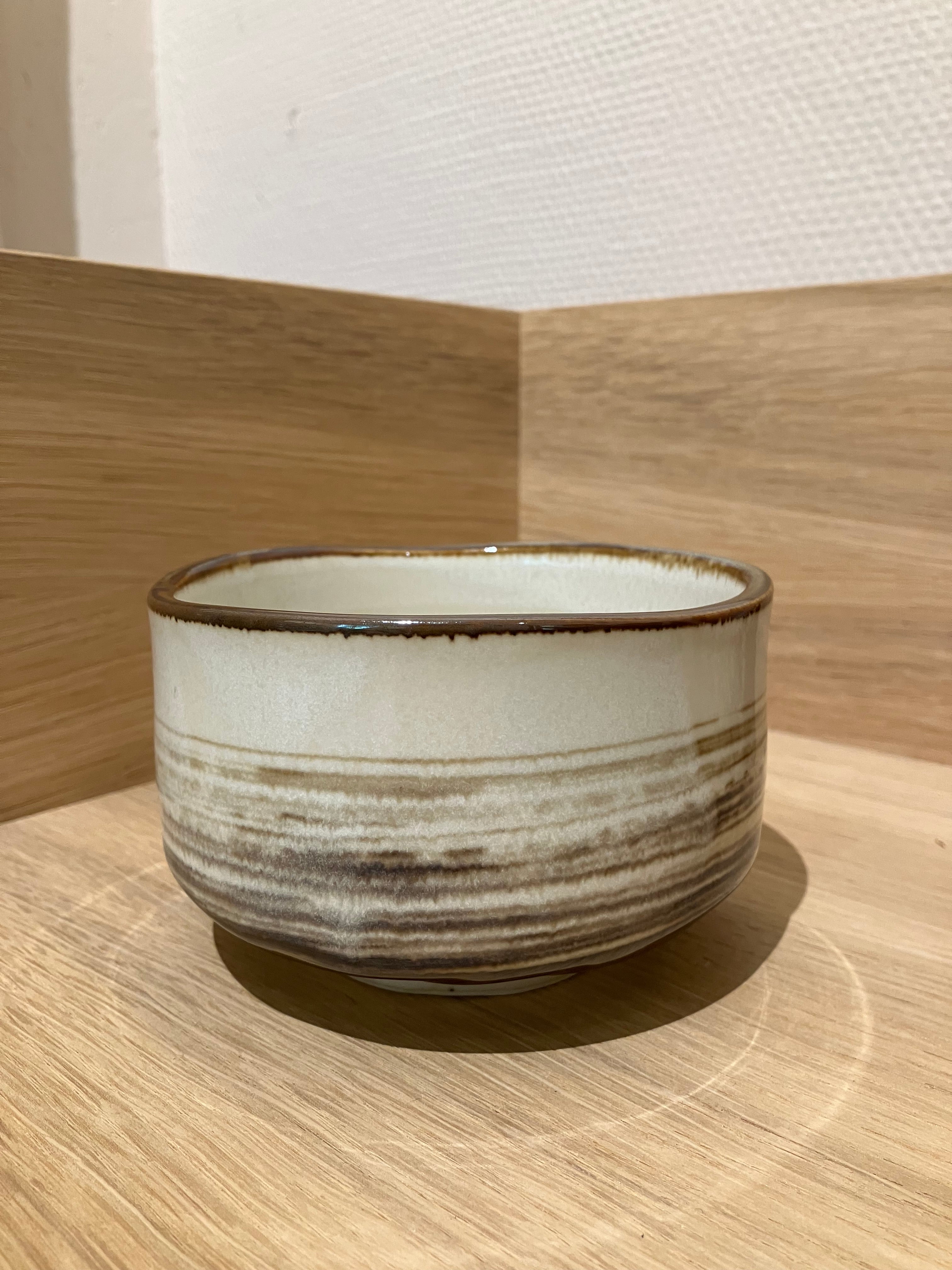 Matcha cup - Beige glaze and brown/gray stripes