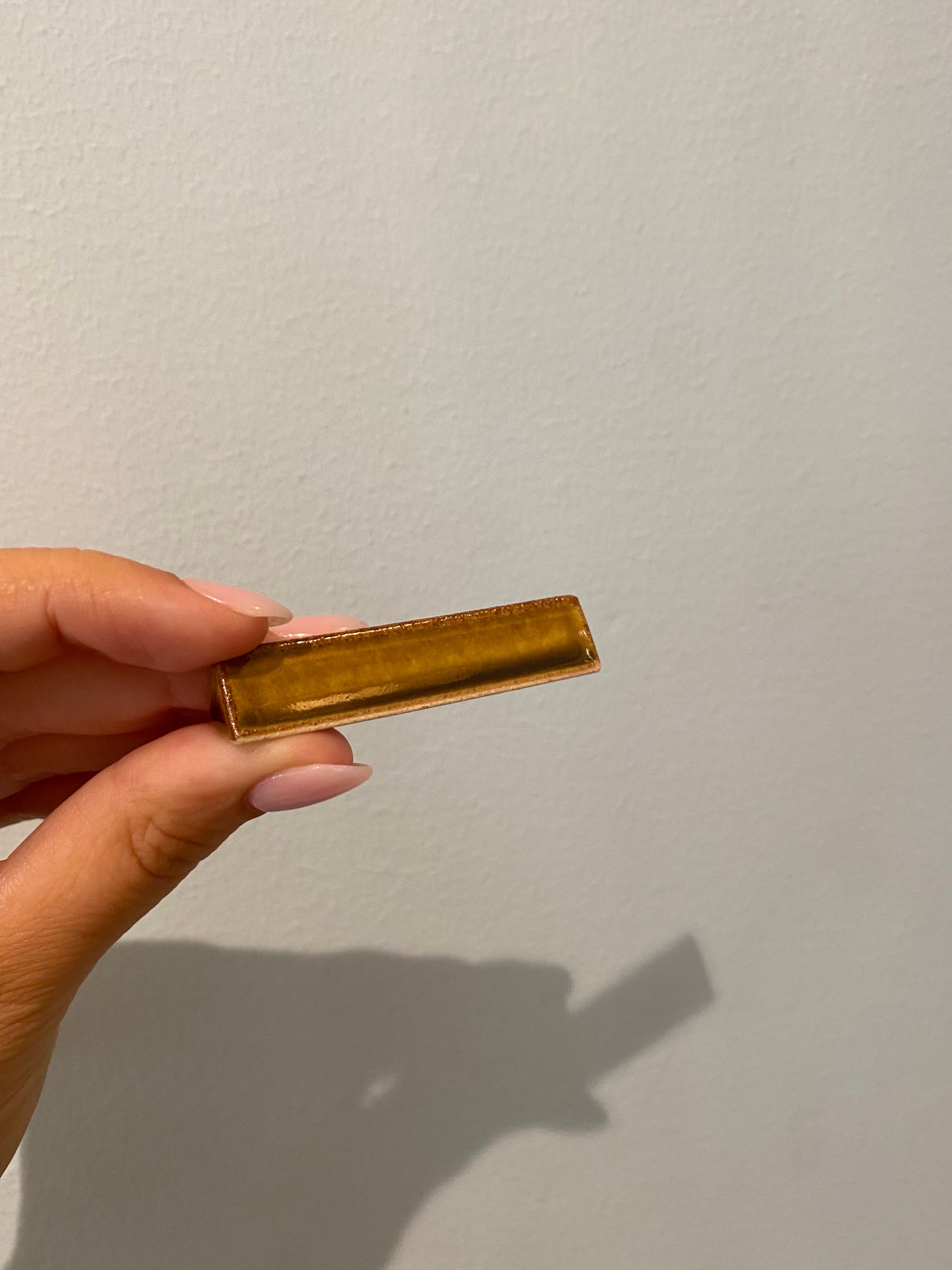 Keramik spisepindeholder - brun trekant