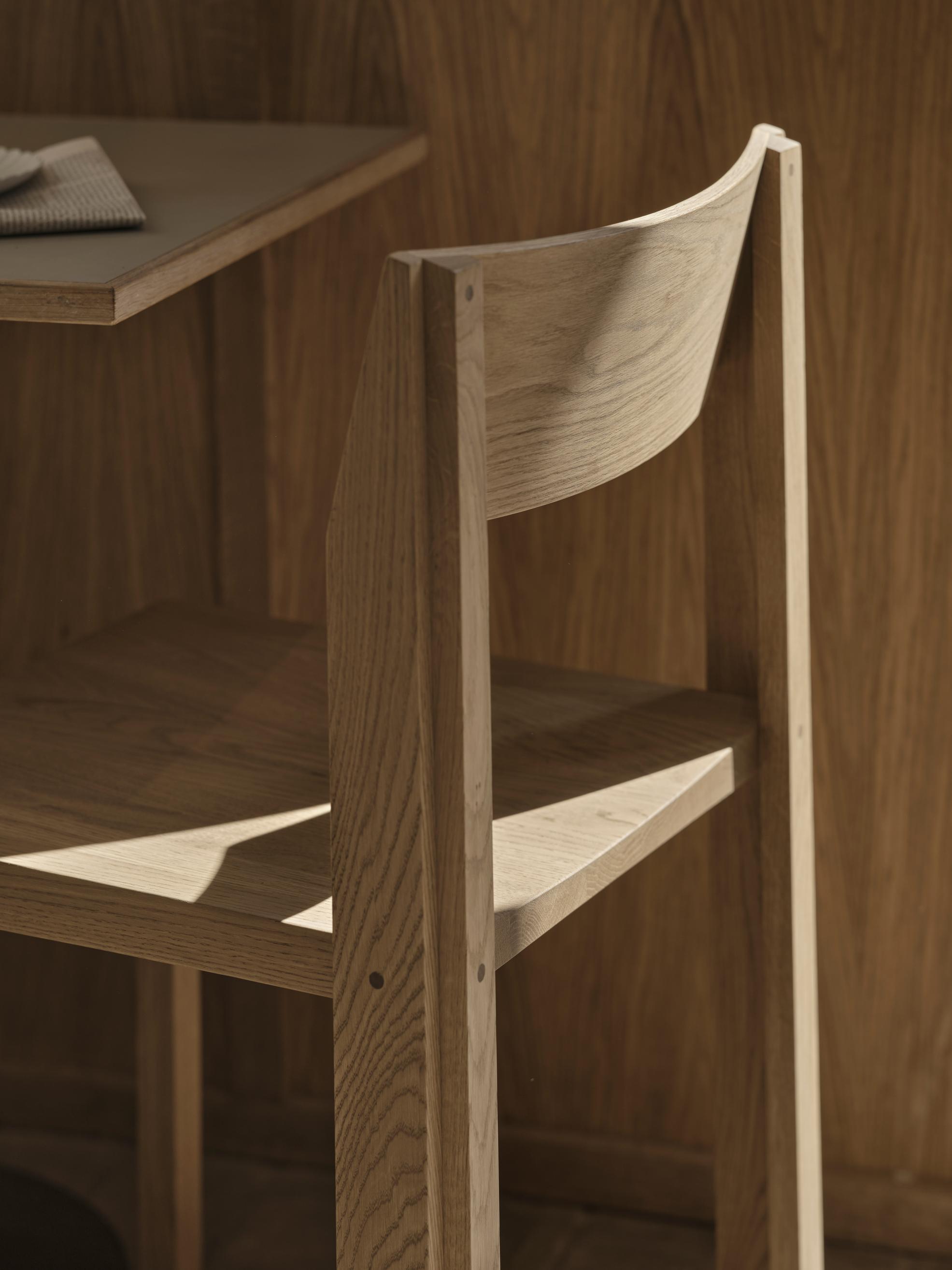 Kristina Dam: Outline chair