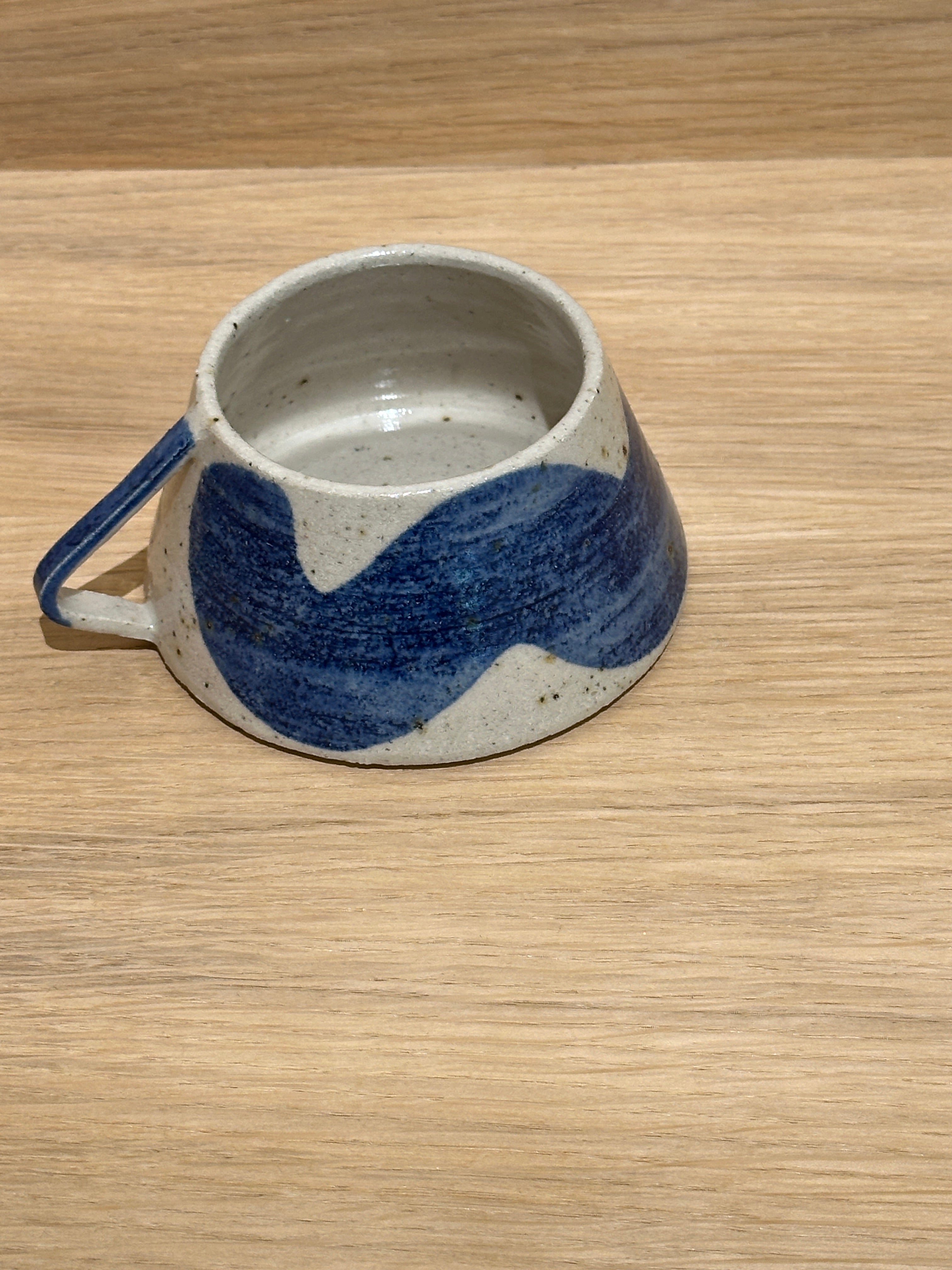 Wavy cup med blå bølge