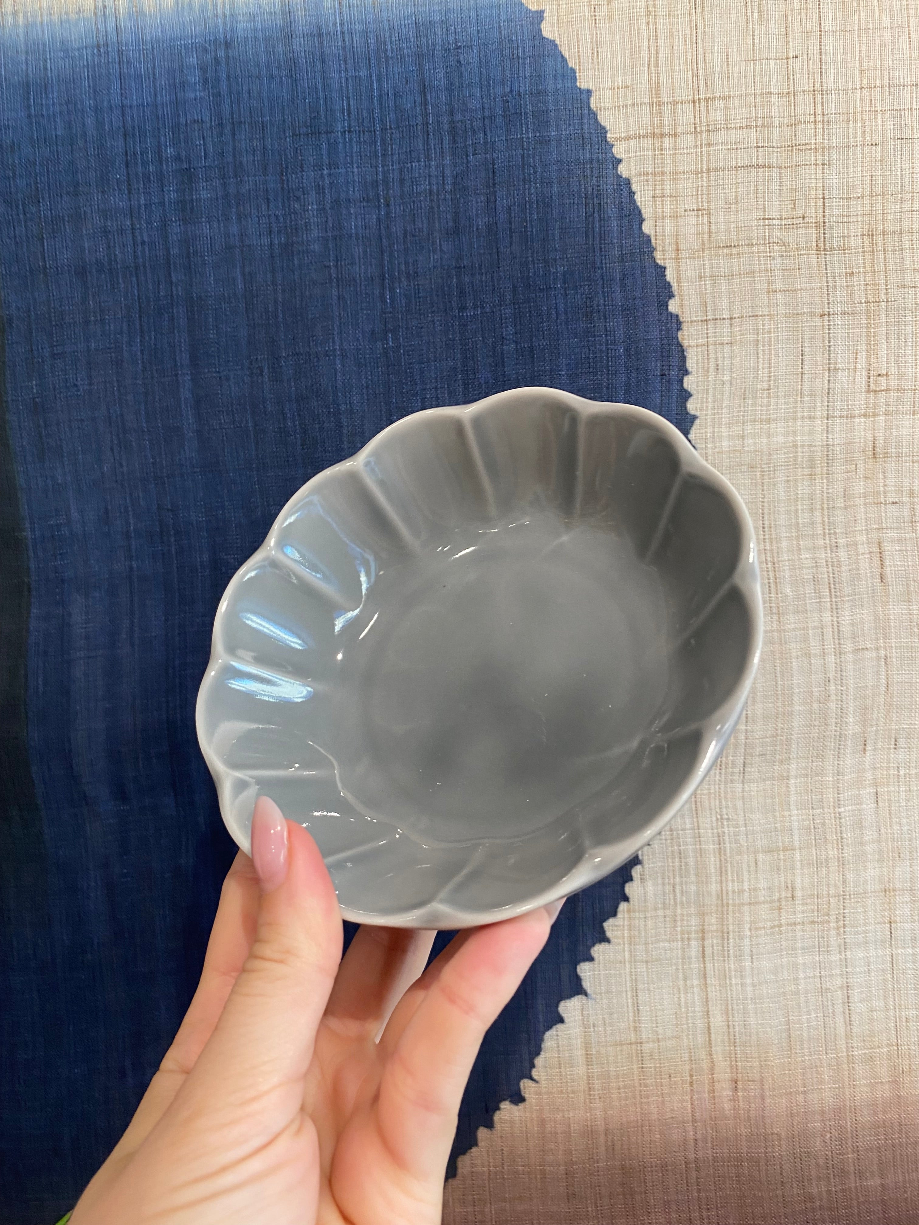 Make flower bowl with gray glaze