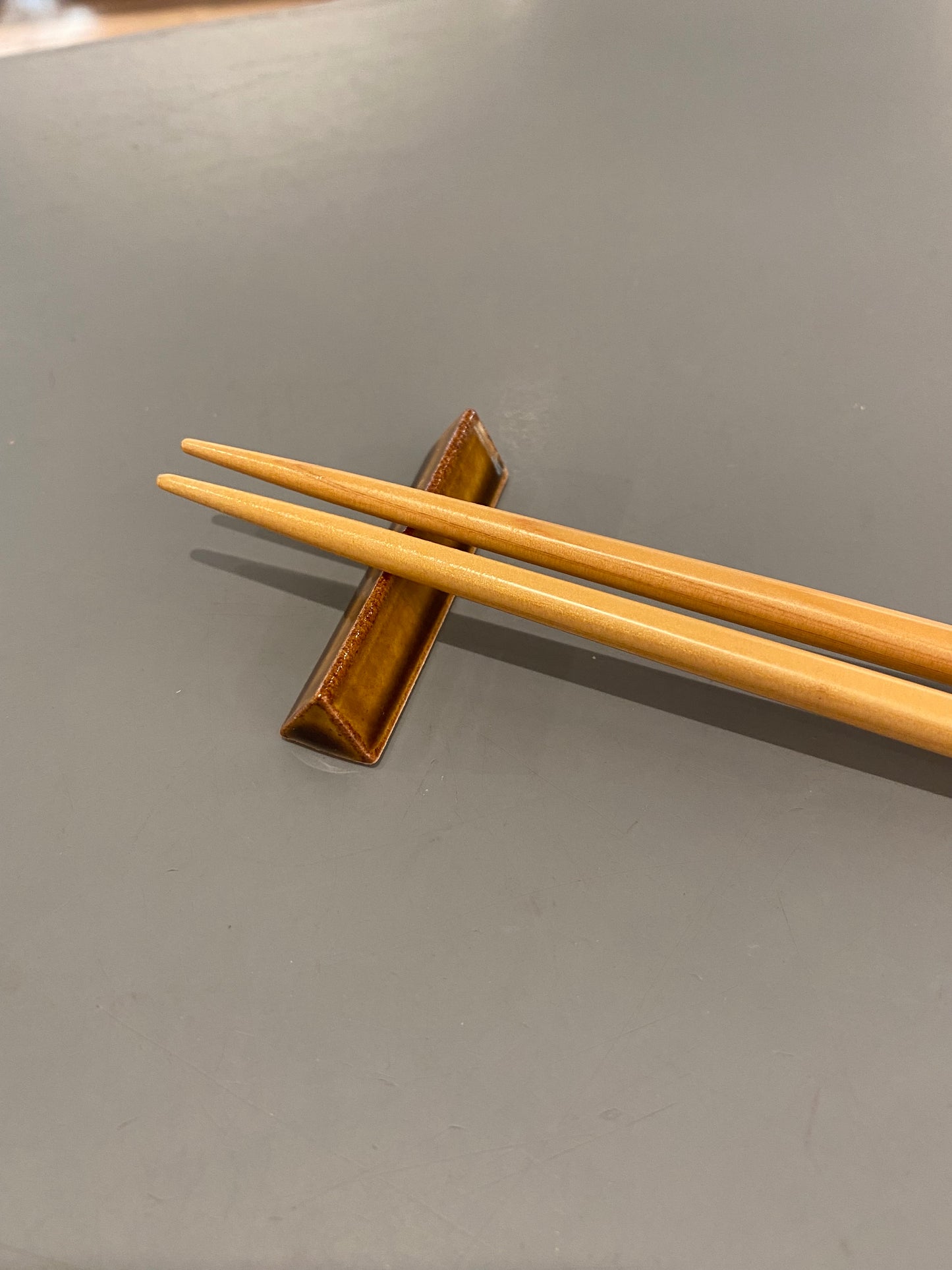 Keramik spisepindeholder - brun trekant