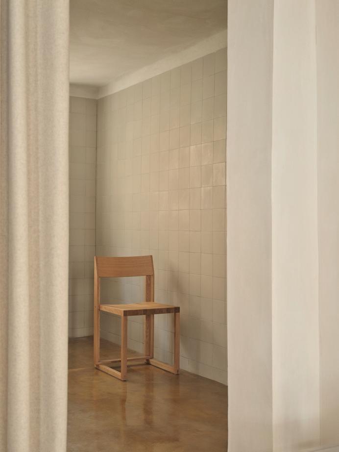 Kristina Dam: Outline chair