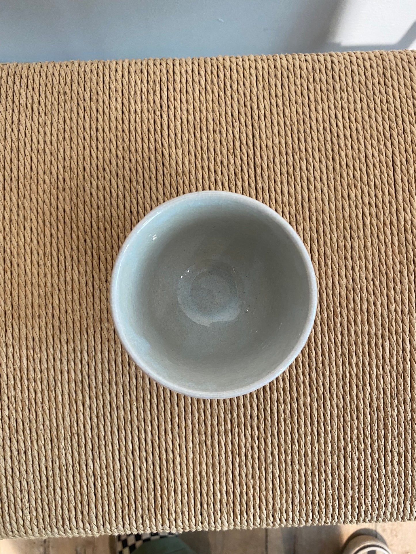 Japansk kop med lyserød glasur og stregdetaljer