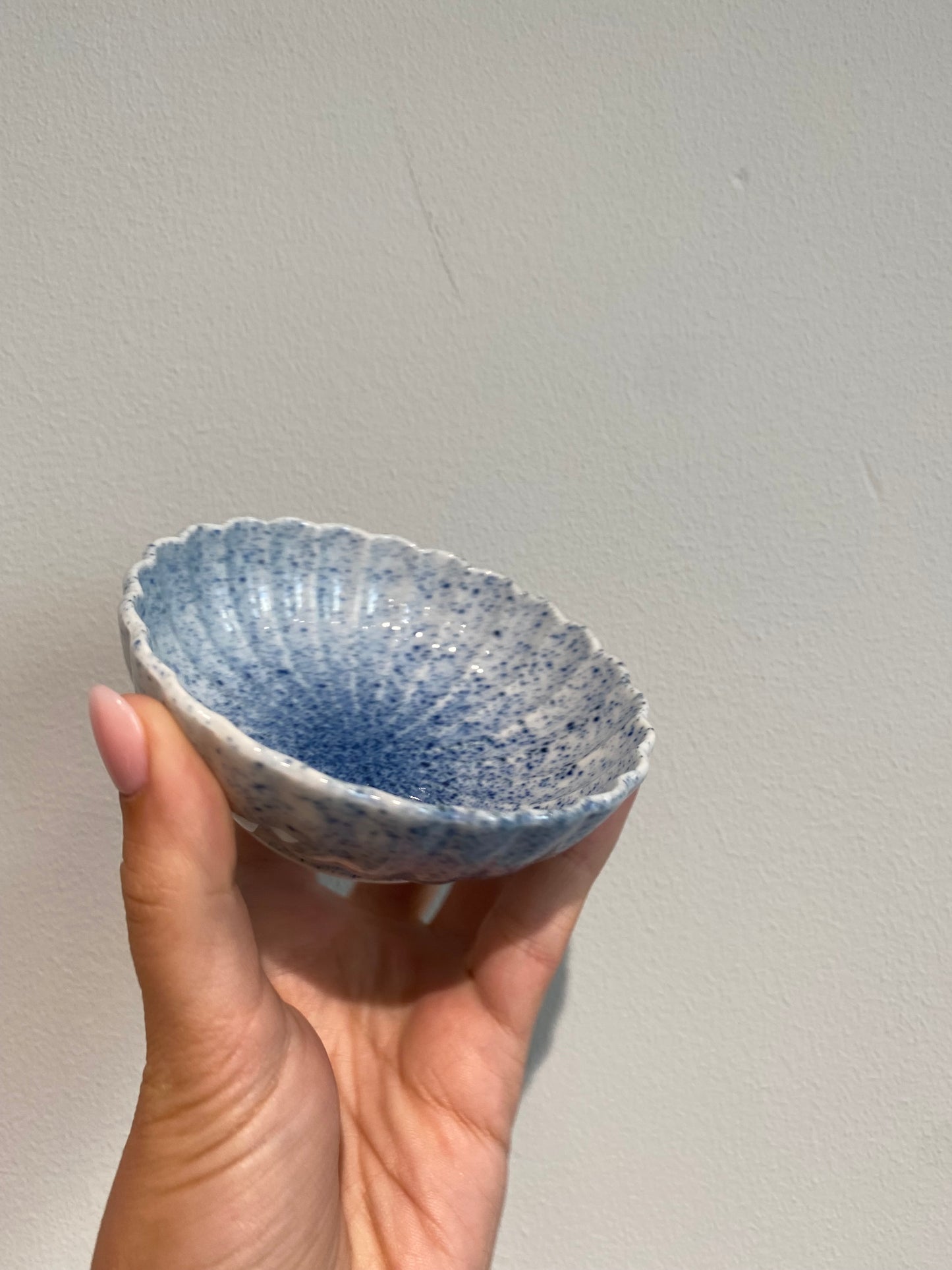 Mellem blomsterskål med hvid glasur og blå splash
